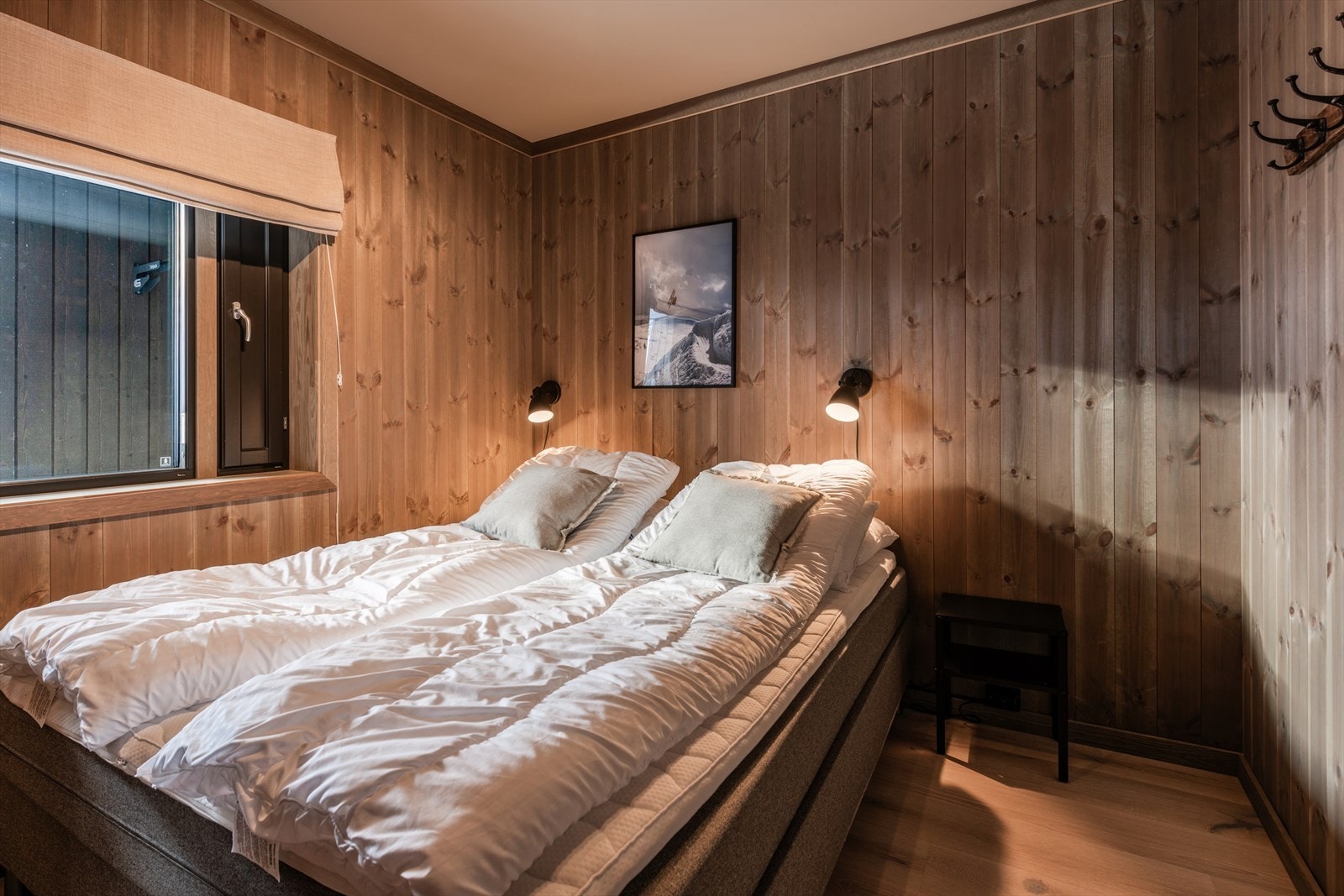 Soverom innredet med dobbeltseng Galleribilde