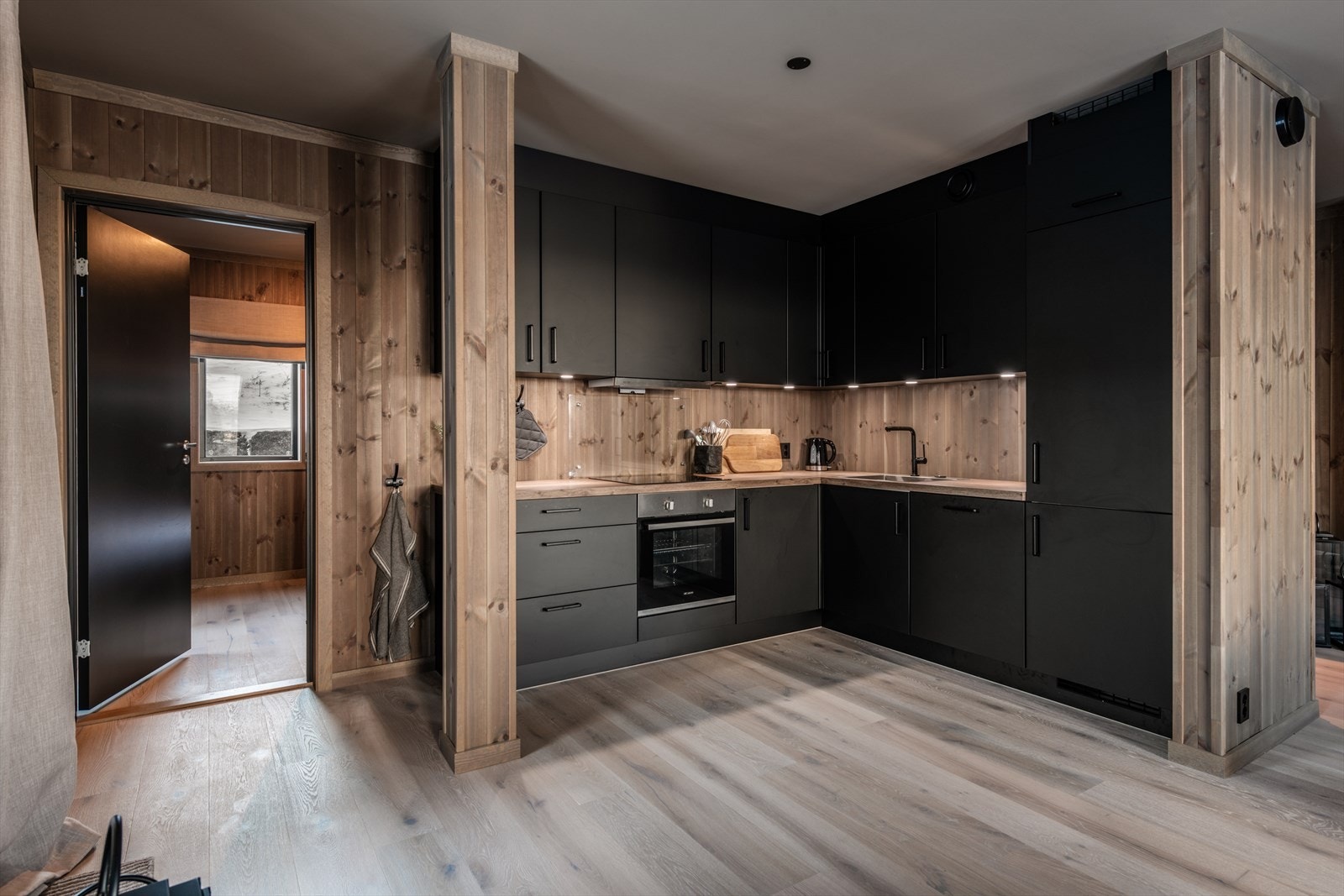 Stilig kjøkkeninnredning med slette fronter og laminert benkeplate Galleribilde