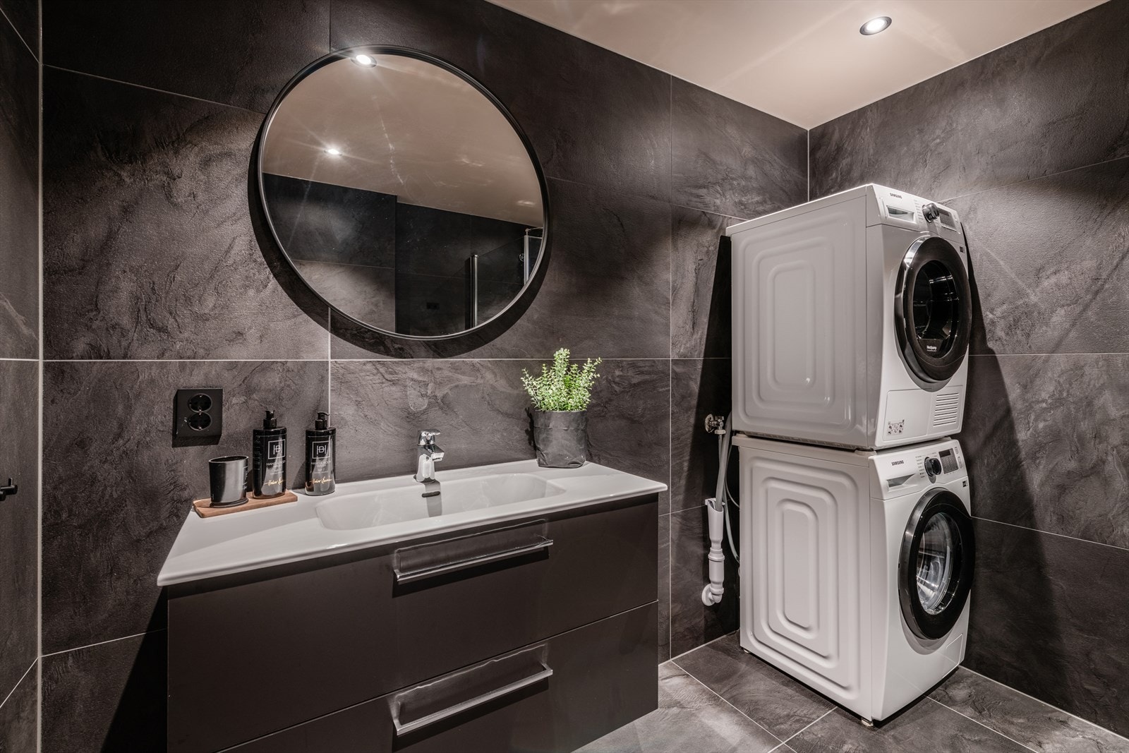 Badet har opplegg for vaskemaskin og tørketrommel. Galleribilde