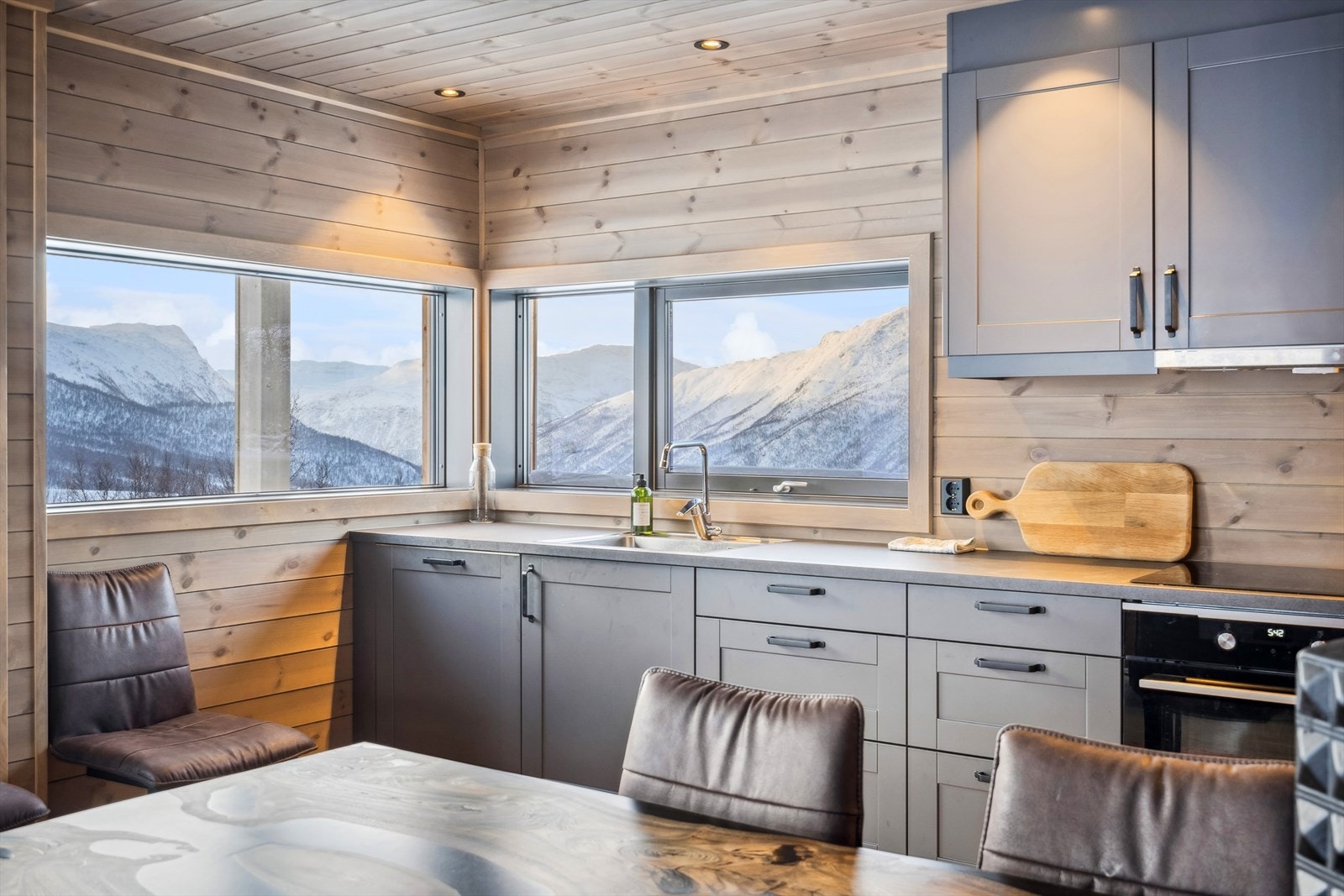 Kjøkkenet har innrening med glatte fronter Galleribilde