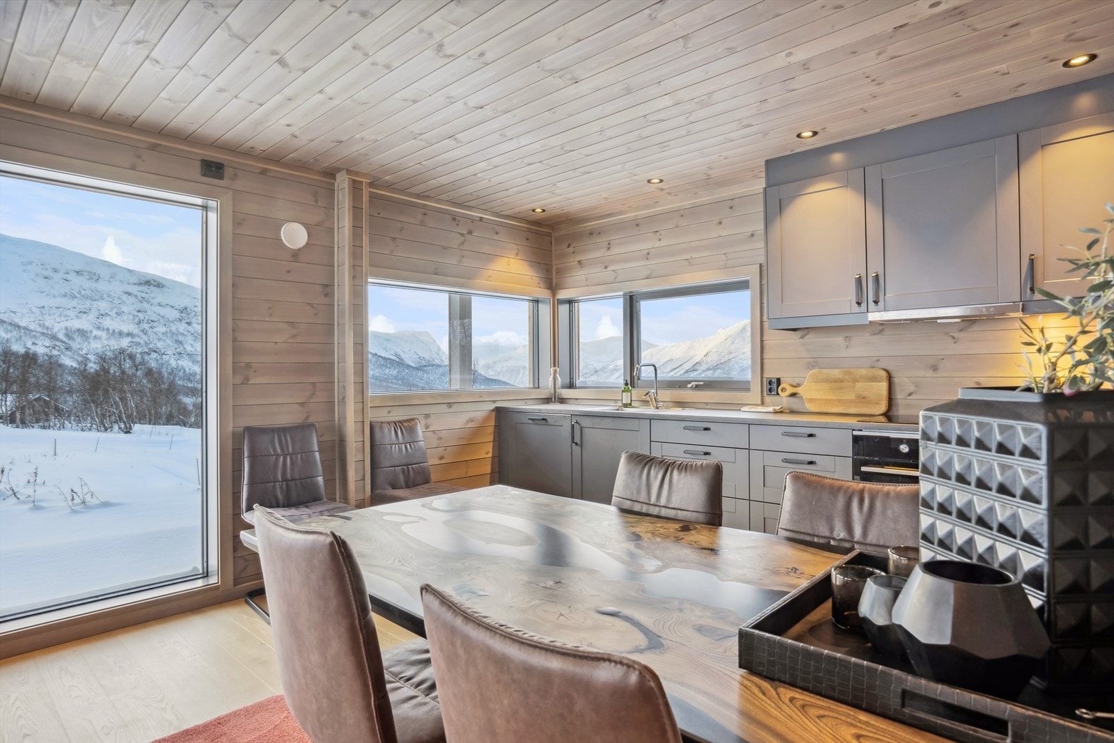 Integrerte hvitevarer som kjøl/fryseskap, oppvaskmaskin, komfyr, platetopp og komfyrvakt. Galleribilde