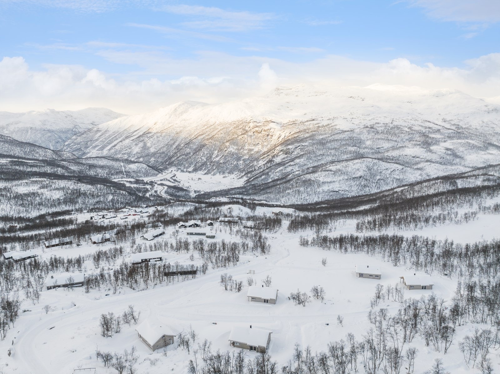 Det er kort avstand til Tyin/Filefjell skisenter som har fem heiser, totalt 17 km nedfarter og eget barneområde med heis og barnebånd. Galleribilde