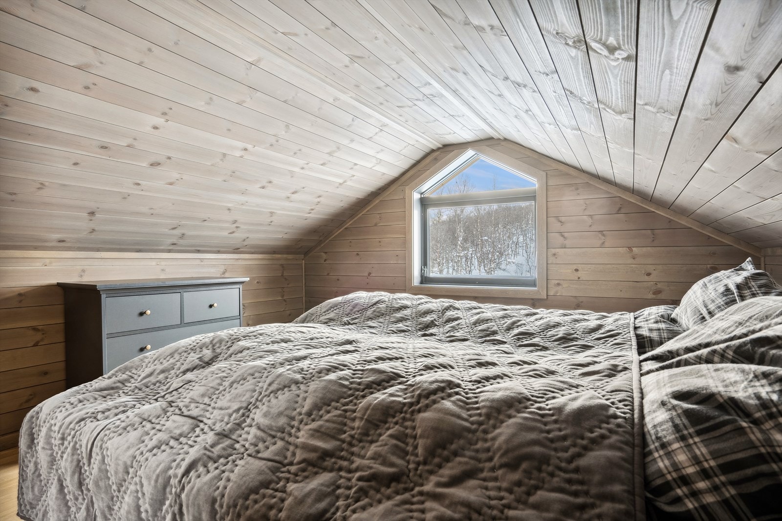 Disponibelt rom 1 innredet med soveplasser på hemsen. Galleribilde