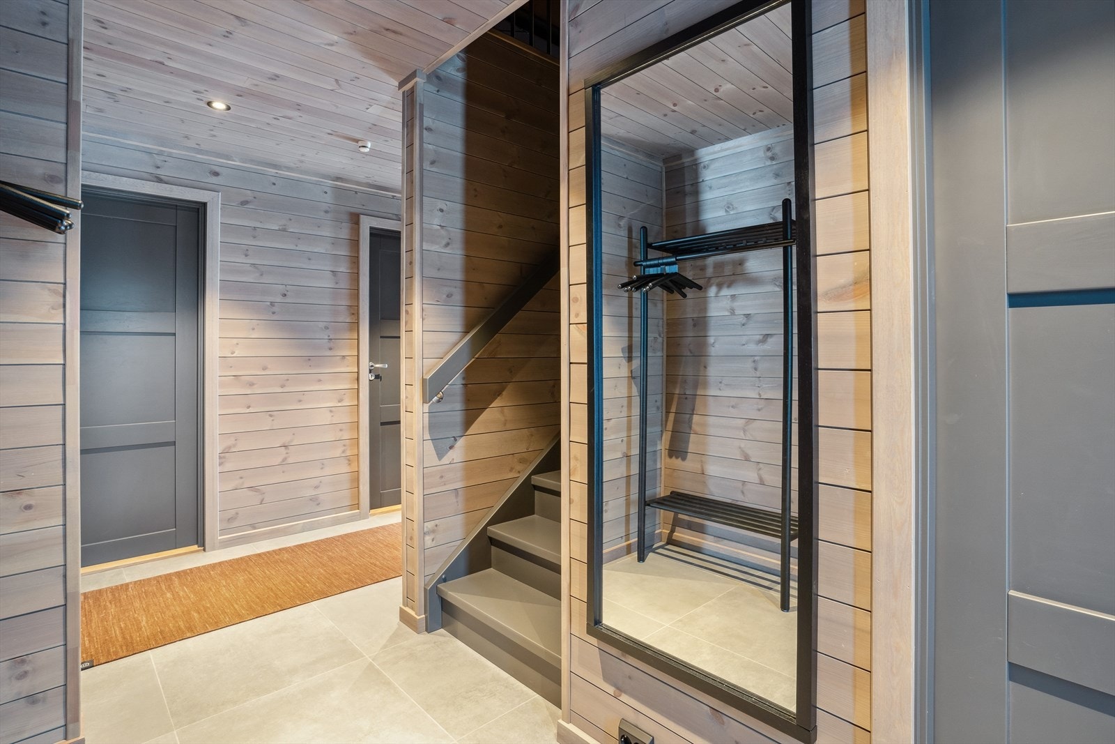 Entré, med trapp opp til hems. Galleribilde