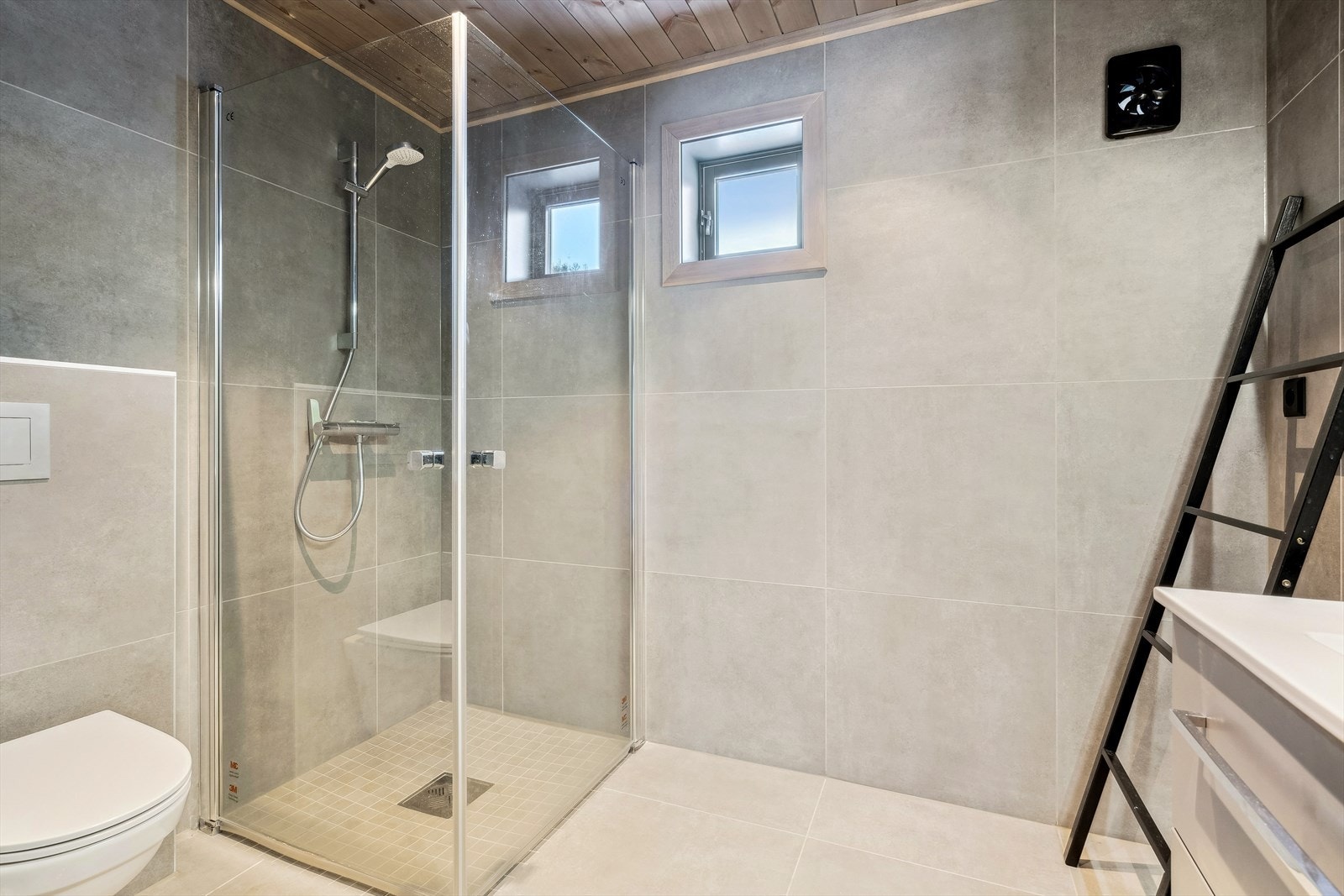 Bad med servant, dusj, og toalett. Galleribilde