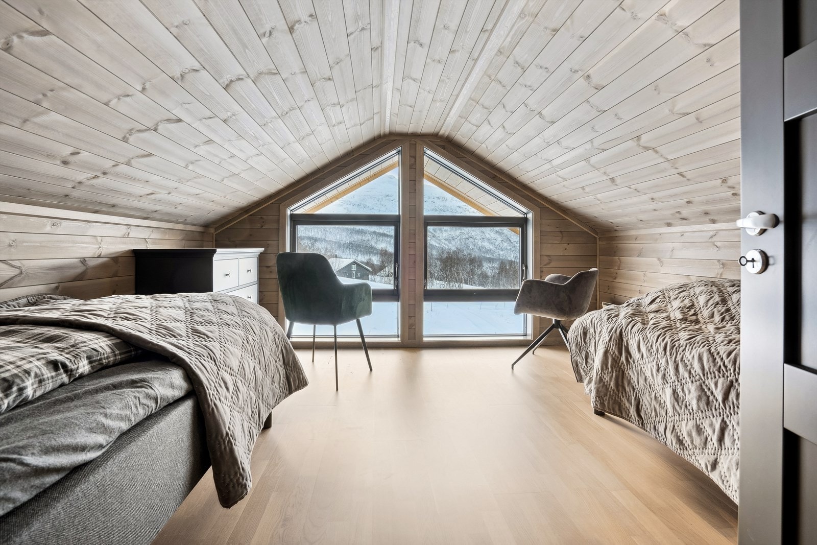 Disponibelt rom 2 innredet med soveplasser på hemsen. Galleribilde