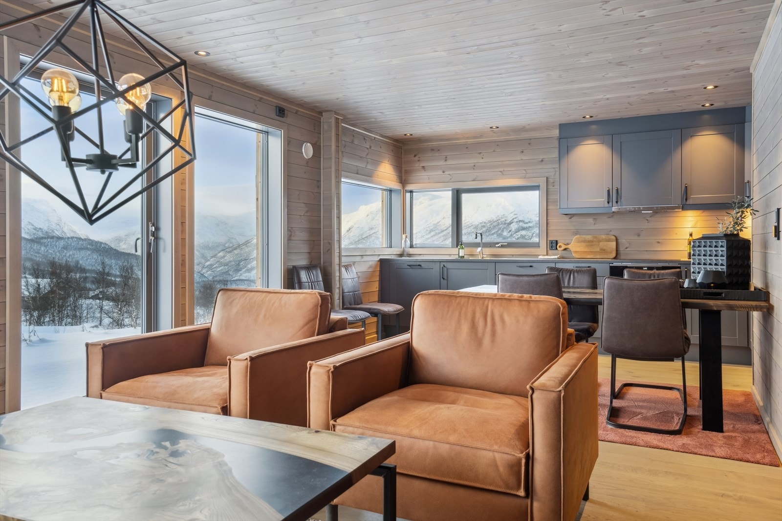 Stue med store vindusflater som slipper inn mye lys Galleribilde