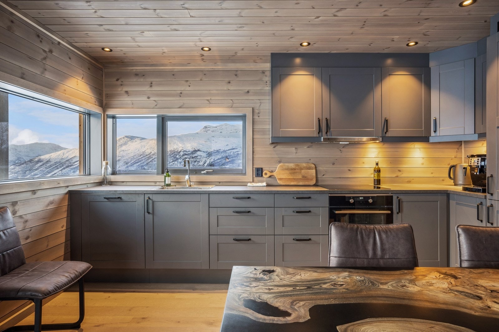 Kjøkkenventilator med avtrekk ut. Galleribilde