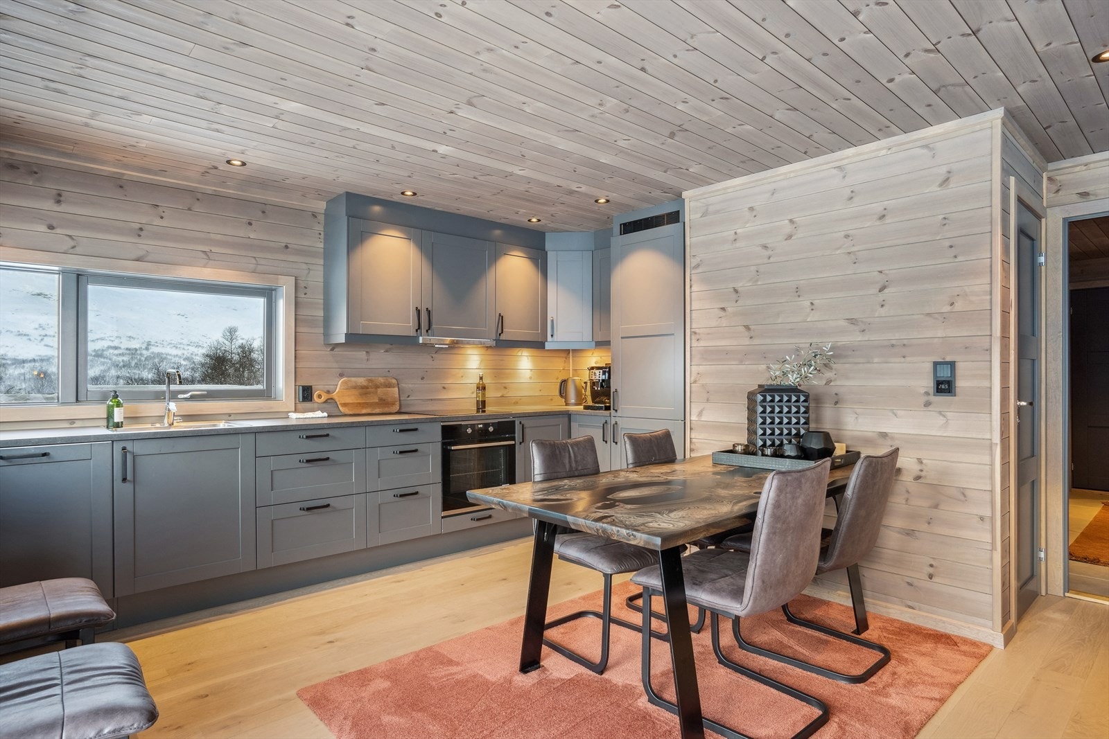 Benkeplate er av laminat. Galleribilde