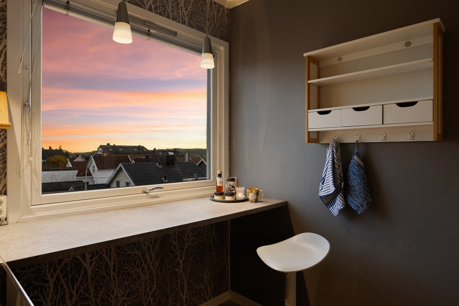 Foran kjøkkenvinduet er en smart barløsning oppført - perfekt for mindre måltider eller en arbeidsøkt hjemmefra. Galleribilde