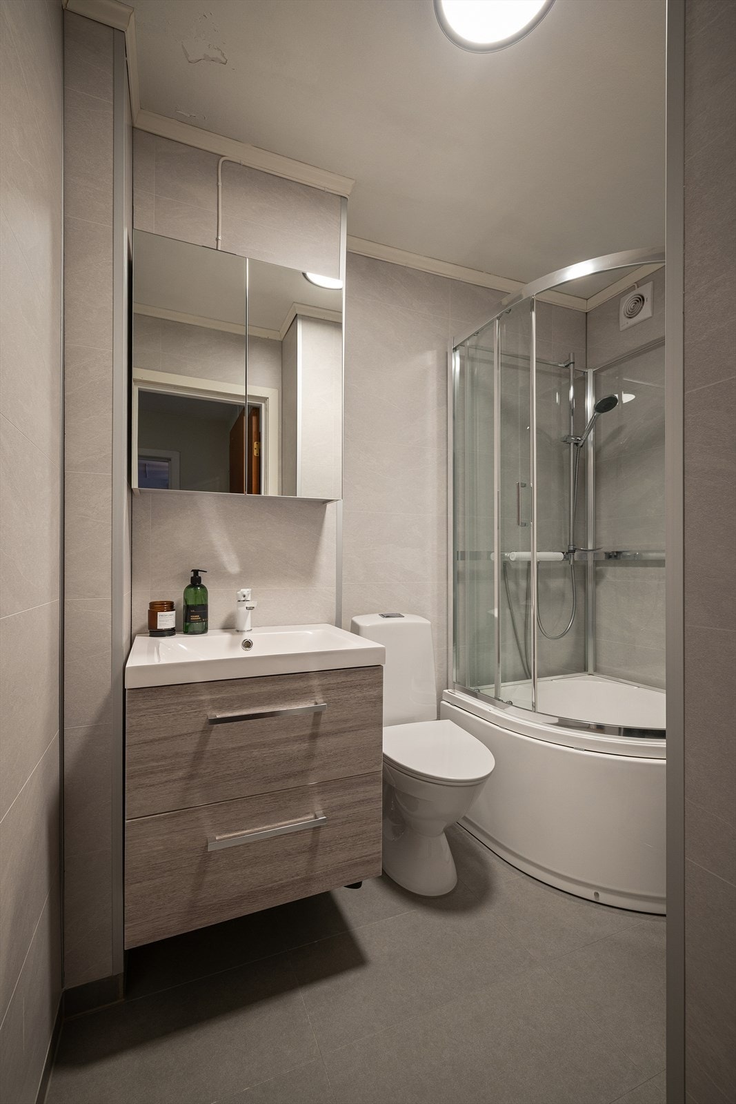 Badet ble pusset opp med egeninnsats i 2021 og bærer dels preg av ufagmessig utførelse. Veggene er utført med våtromsplater, gulvet med varme og fliser. Galleribilde