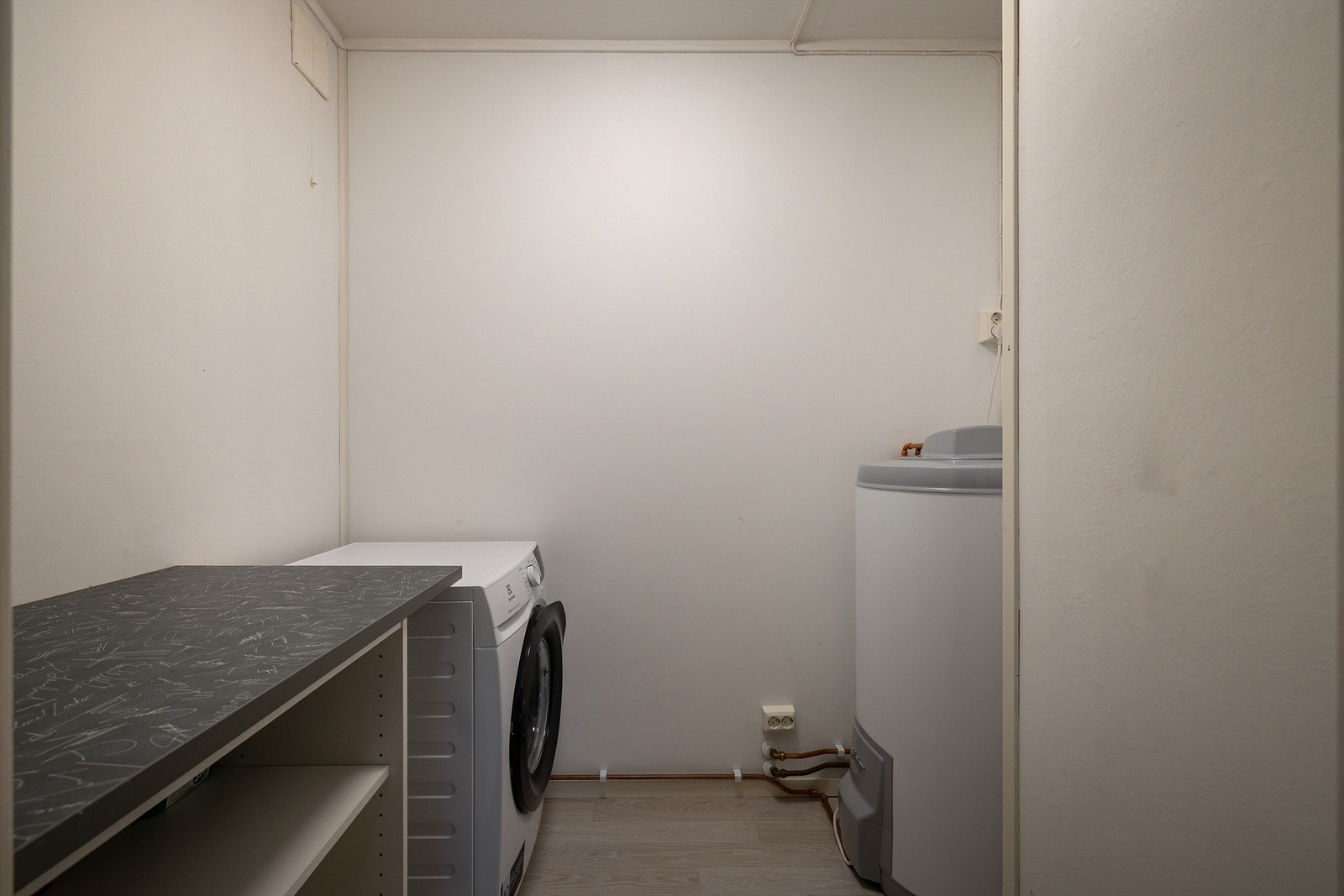 Medfølgende vaskemaskin og rør-opplegg til denne finnes i bod ved entreen/badet. Boden er uten sluk, ikke å betrakte som et våtrom og i helhet gitt TG 3. Galleribilde