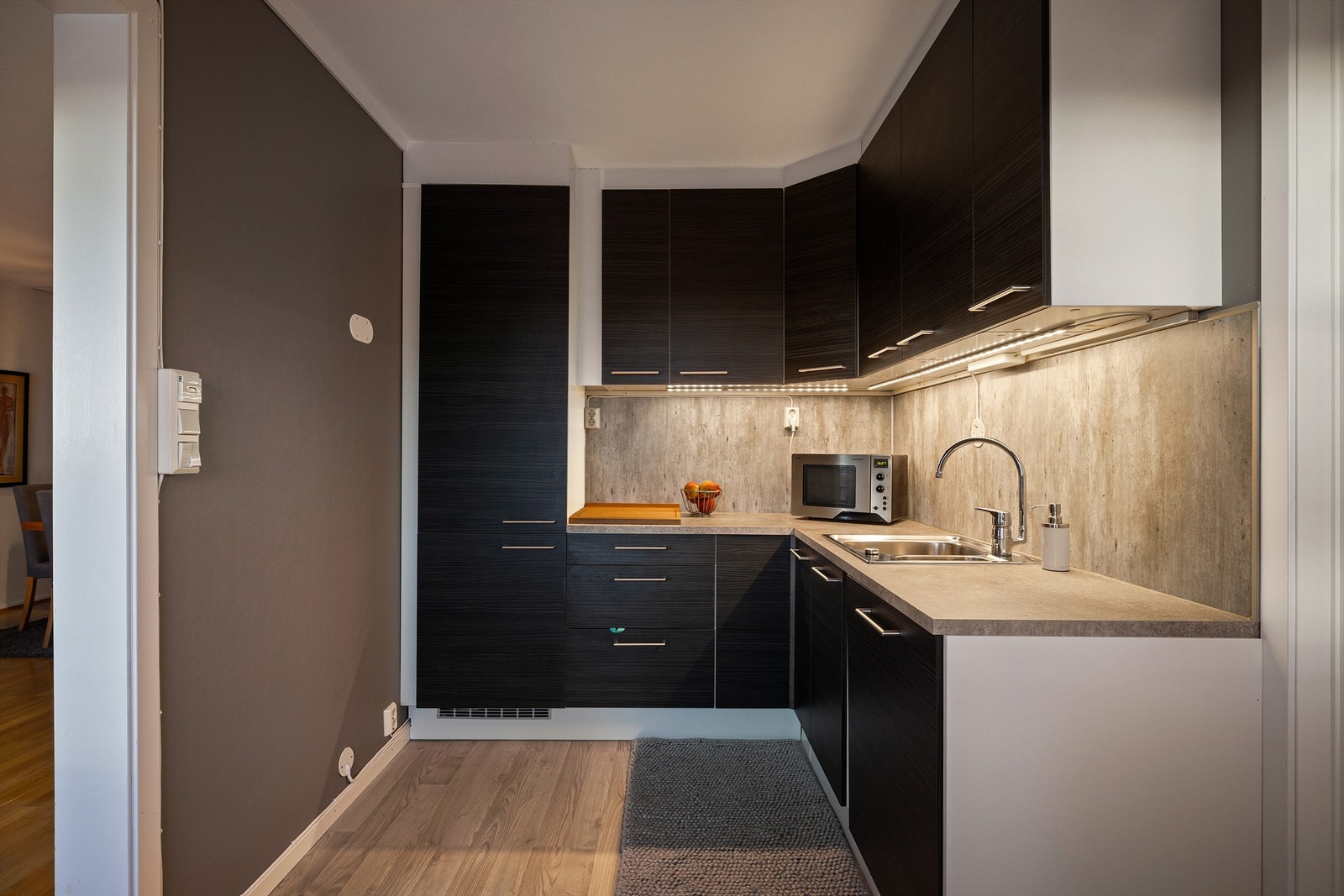 Et større antall skap og skuffer kombinert med meterlange benker gjør kjøkkenet praktisk i daglig bruk. Alle hvitevarer medfølger. Galleribilde