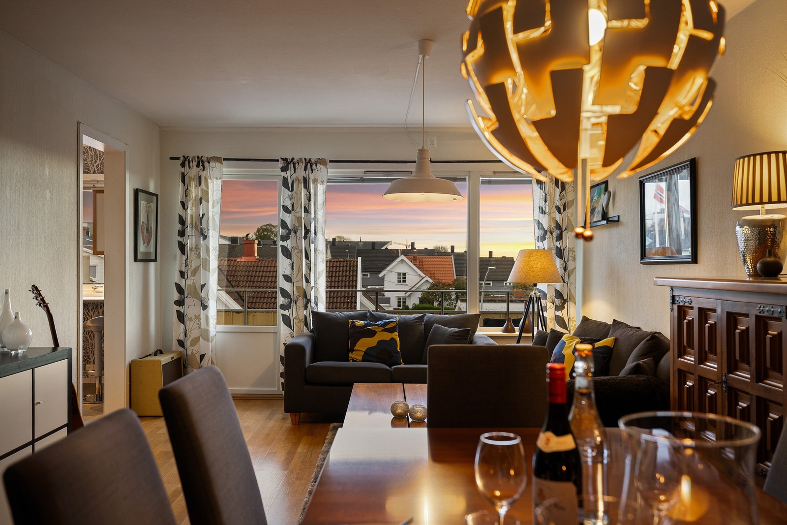 Store vinduer mot syd-vest gir dagen gjennom gode lysforhold i stuen. Galleribilde