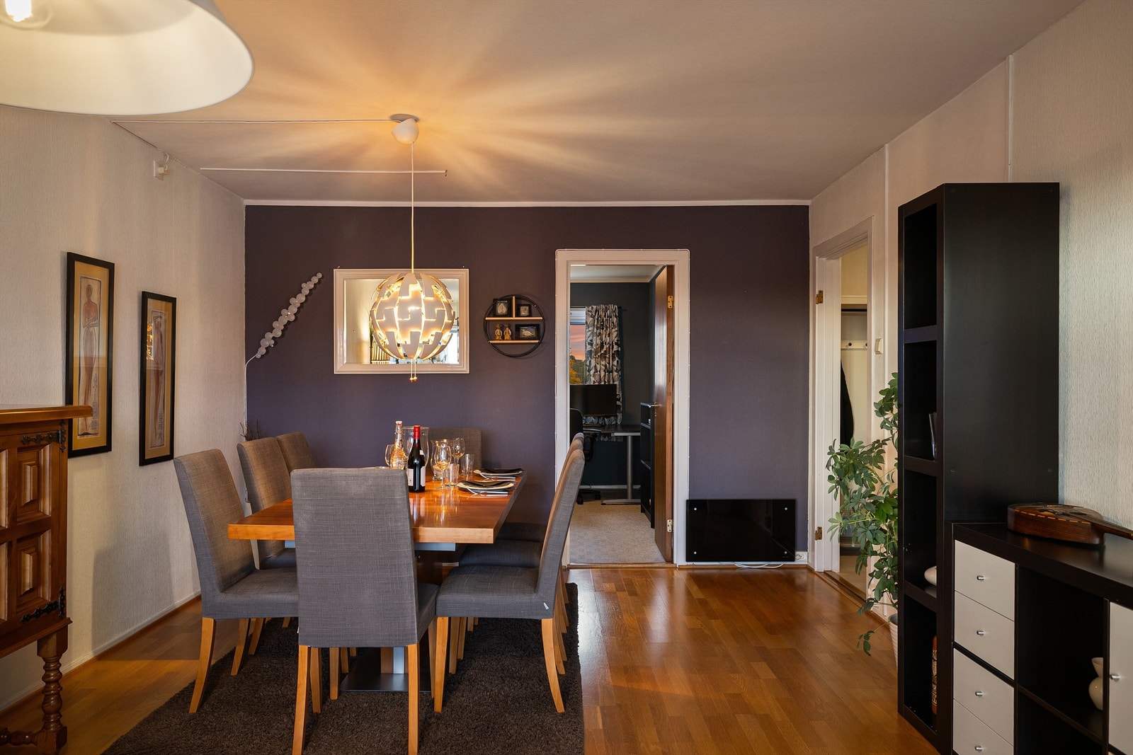 Blant leilighetens to soverom er hovedsoverommet tilgjengelig rett fra stuen. Galleribilde