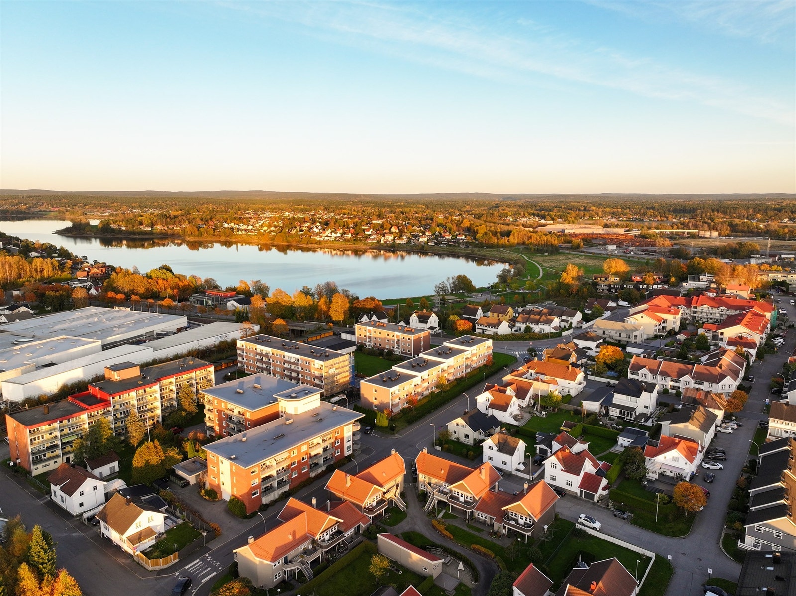 Fra Fritznerbakken er det kort vei å gå ned til vakre Glengshølen med store grøntarealer og en idyllisk turvei videre langs vannet. Galleribilde
