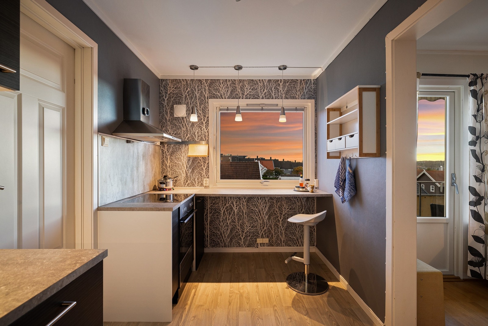 Kjøkkenet ble i 2016 oppgradert med helt ny innredning som i dag har normalt brukspreg i forhold til alder. Galleribilde