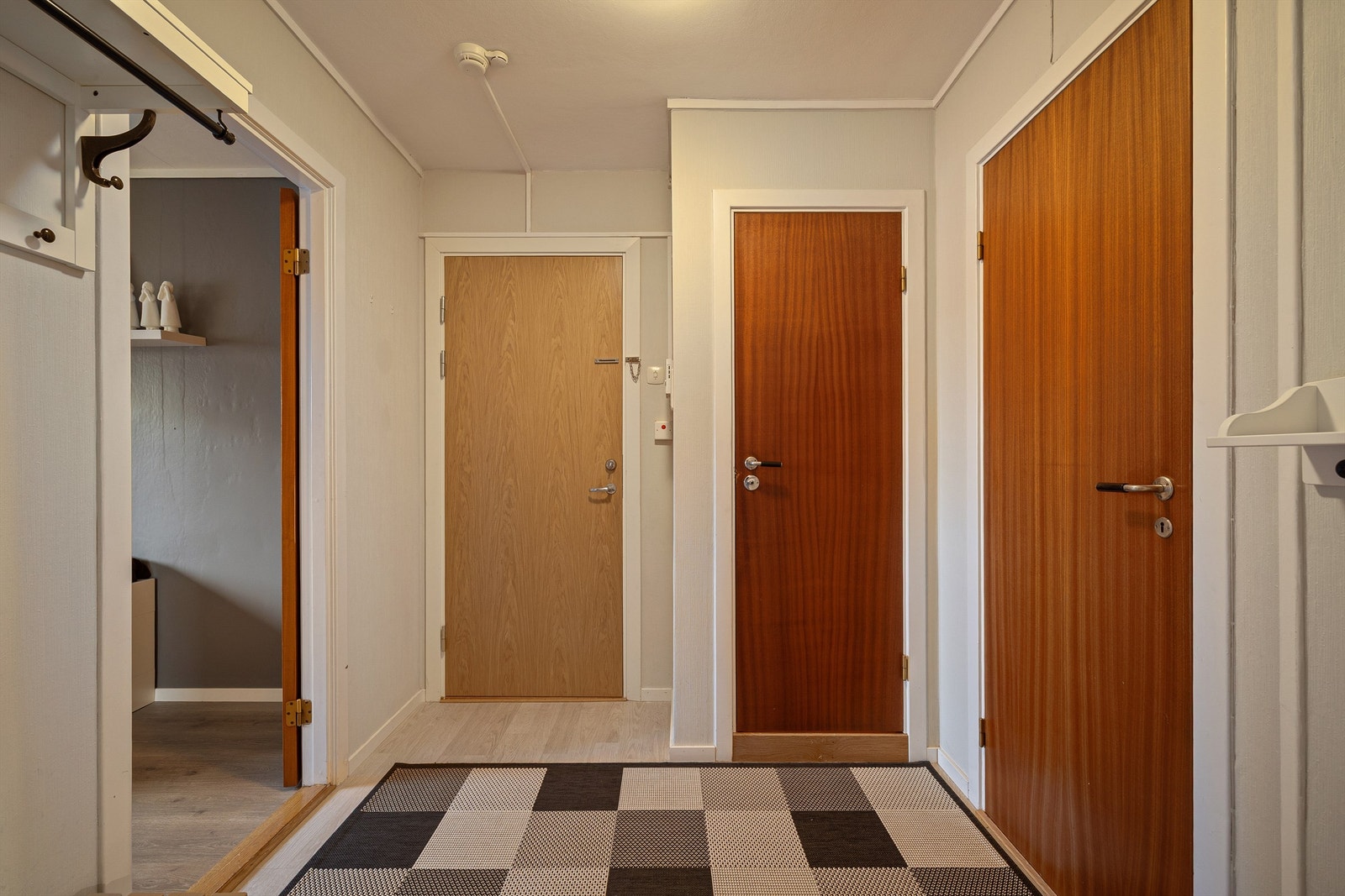 Blant soverommene finnes det naturlige barne-/gjesterommet ved entreen, lengst mulig unna stuen. Galleribilde