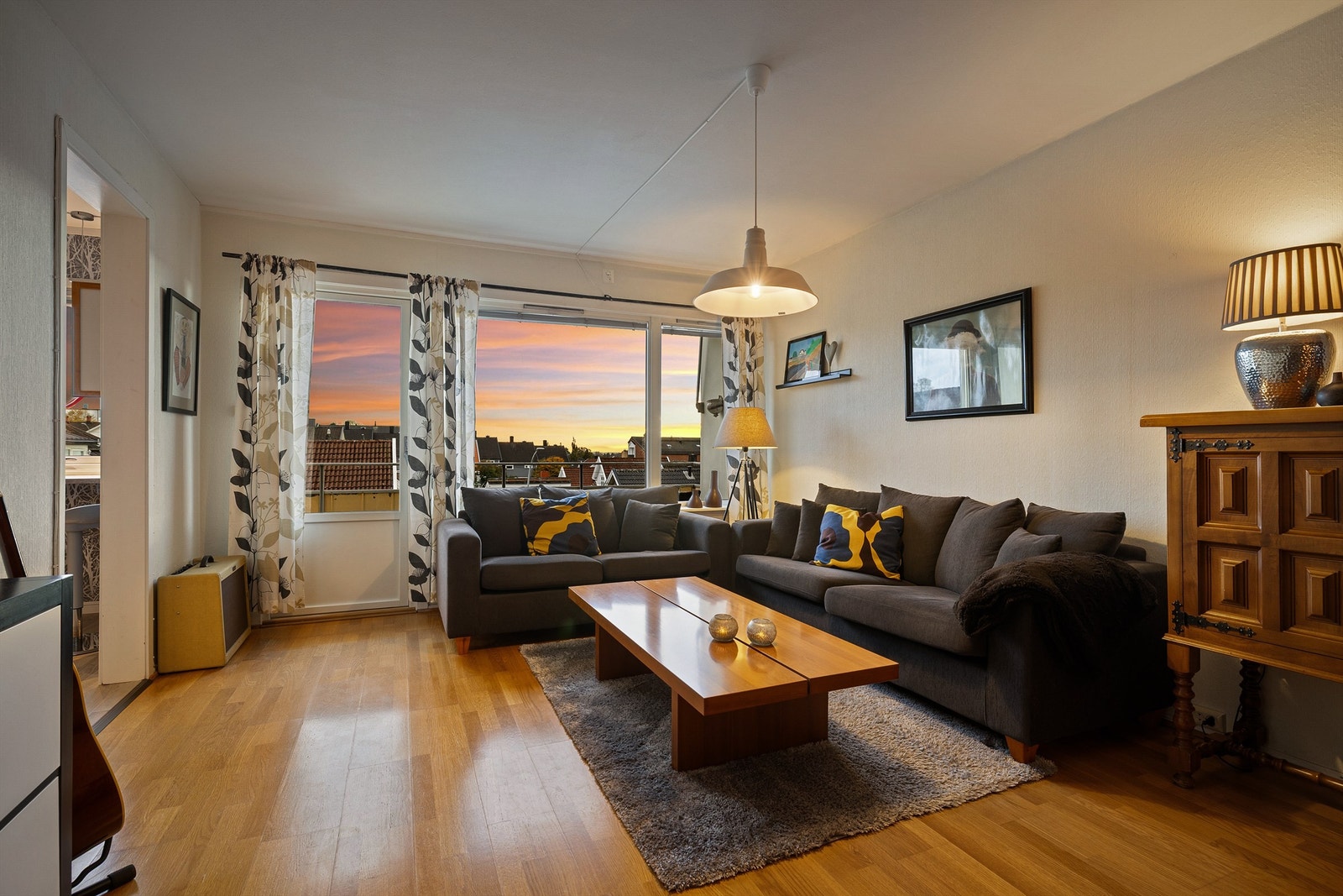 Høyden av tredje etasje gir lite innsyn til leiligheten. Galleribilde