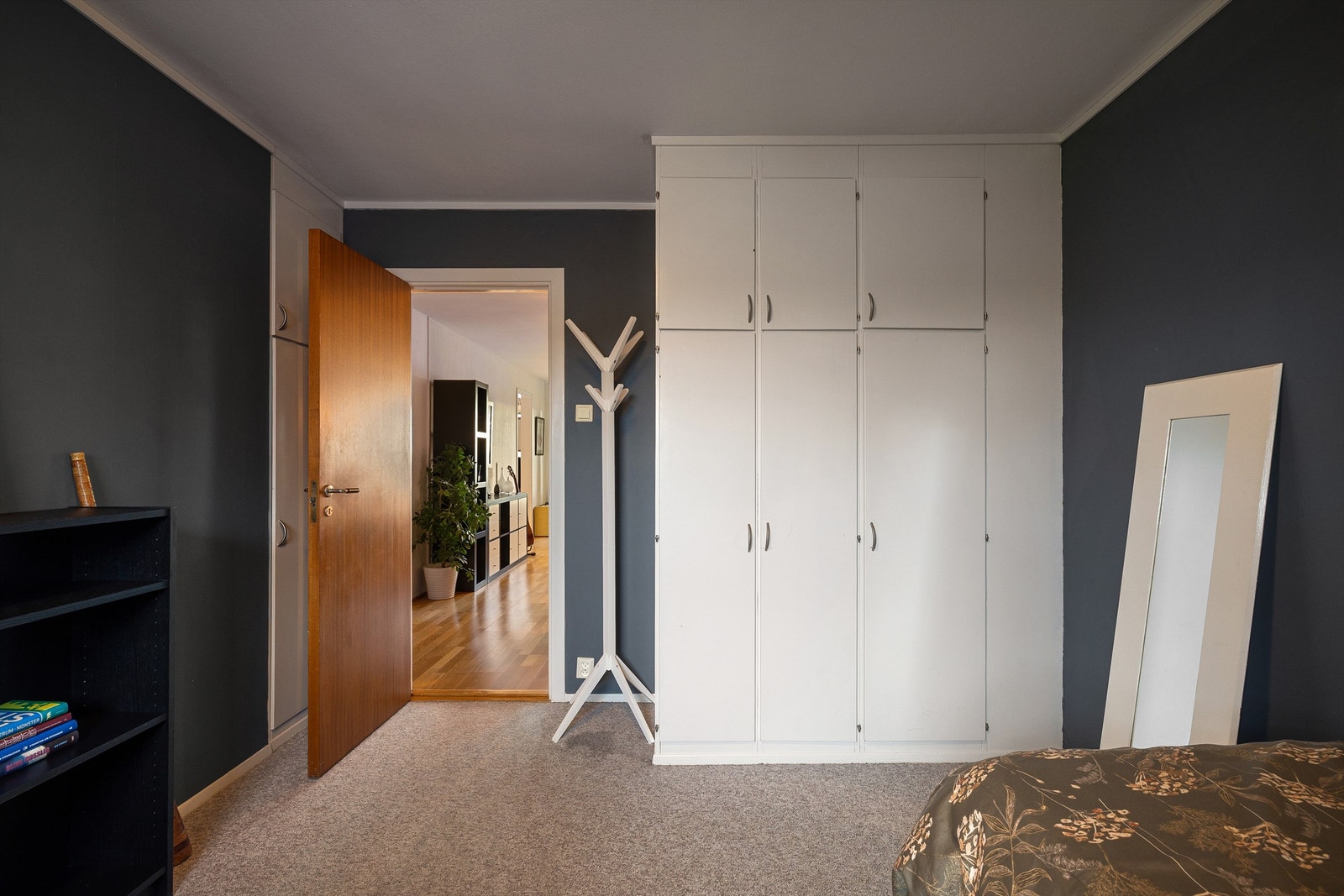 Hovedsoverommet inneholder flere faste garderobeskap som trolig er autentiske fra leilighetens byggeår. Galleribilde