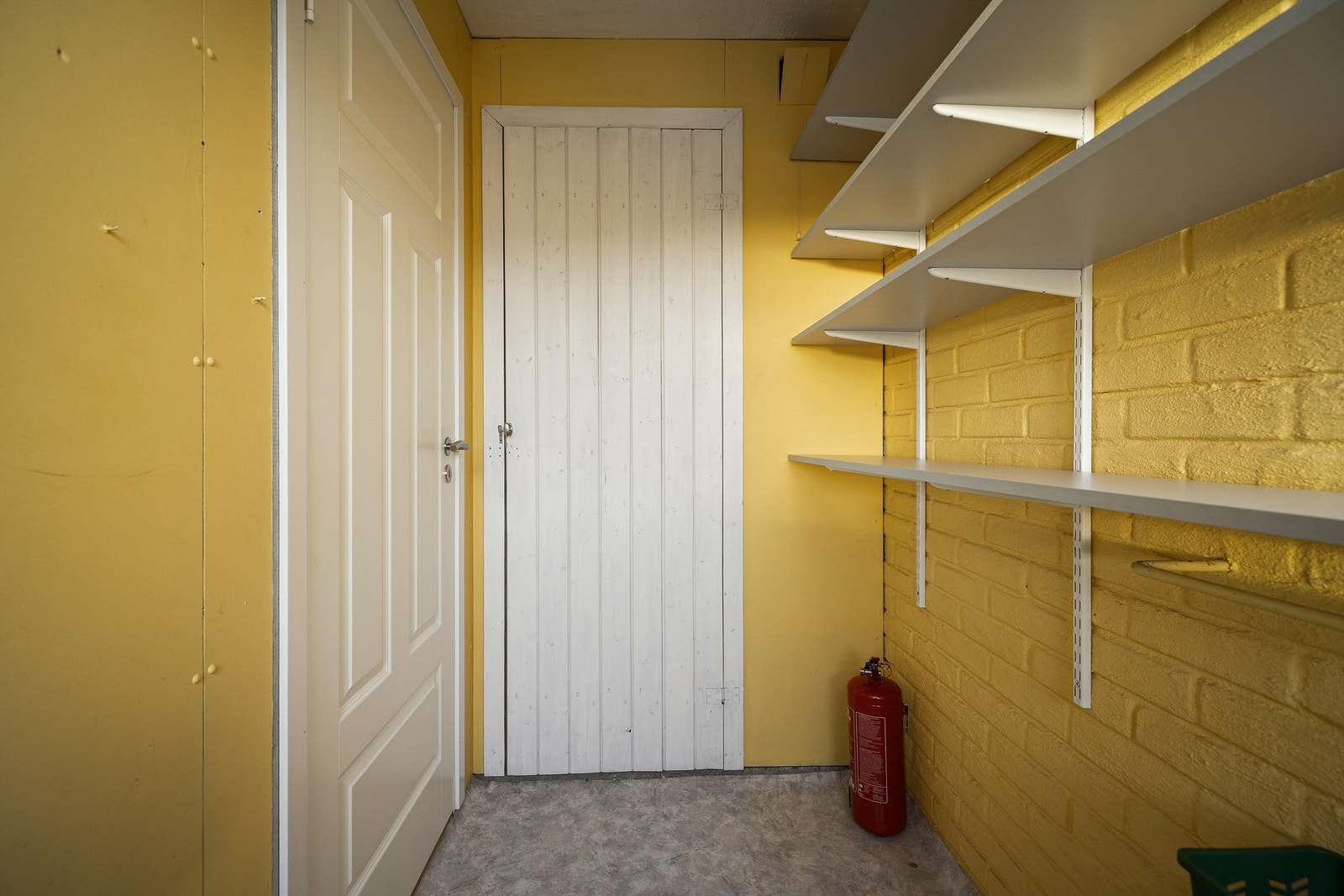 Indre bod er adskilt med lettvegg med enkel dør og lufteventil. Galleribilde