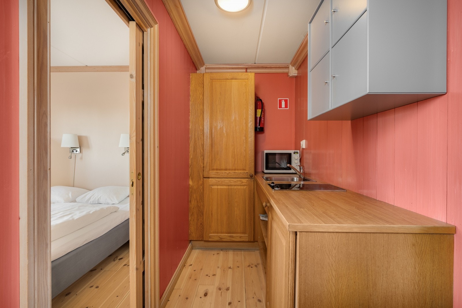 Kjøkkeninnredning med laminerte skrog, profilerte fronter og laminert benkeplate med kjøkkenkum. Galleribilde