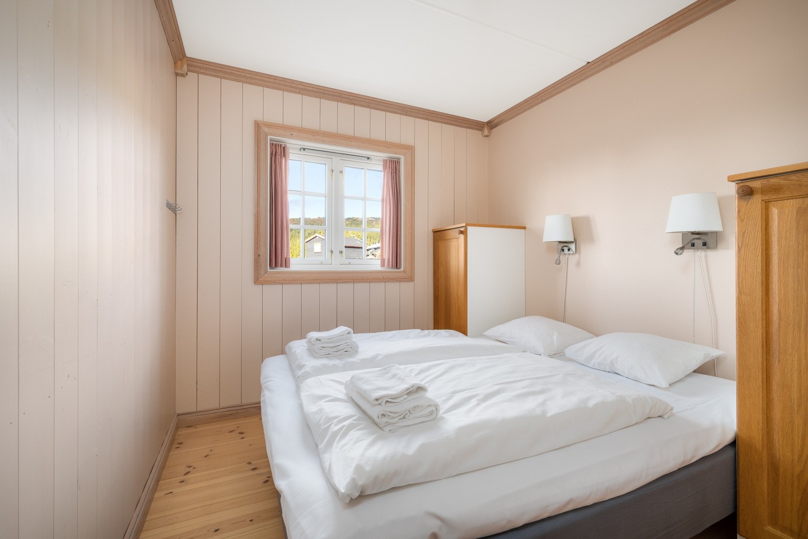 Leiligheten inneholder 2 soverom. Hovedsoverommet er innredet med dobbeltseng. Galleribilde