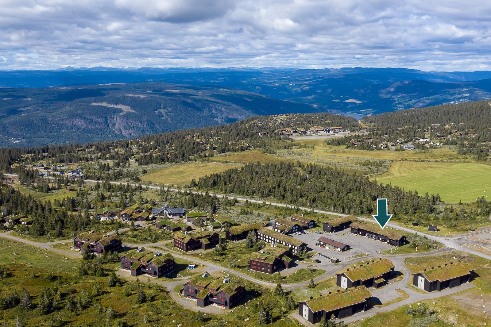 Eiendommen er beliggende "midt i smørøyet" på Ilsetra -et fjelltun på toppen av Hafjell, 964 meter over havet. Galleribilde