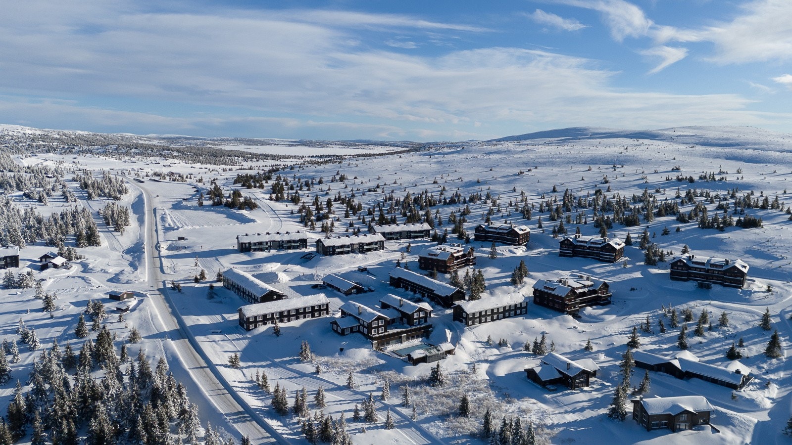 Eiendommen er beliggende "midt i smørøyet" på Ilsetra -et fjelltun på toppen av Hafjell, 964 meter over havet. Galleribilde