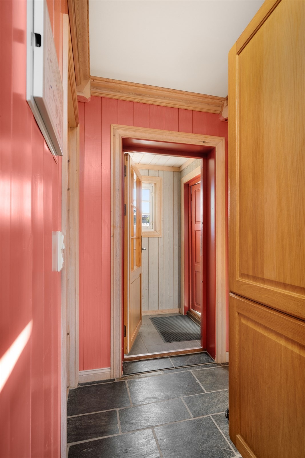 Det er lagt robuste fliser på gulv i gang og entrè. Galleribilde