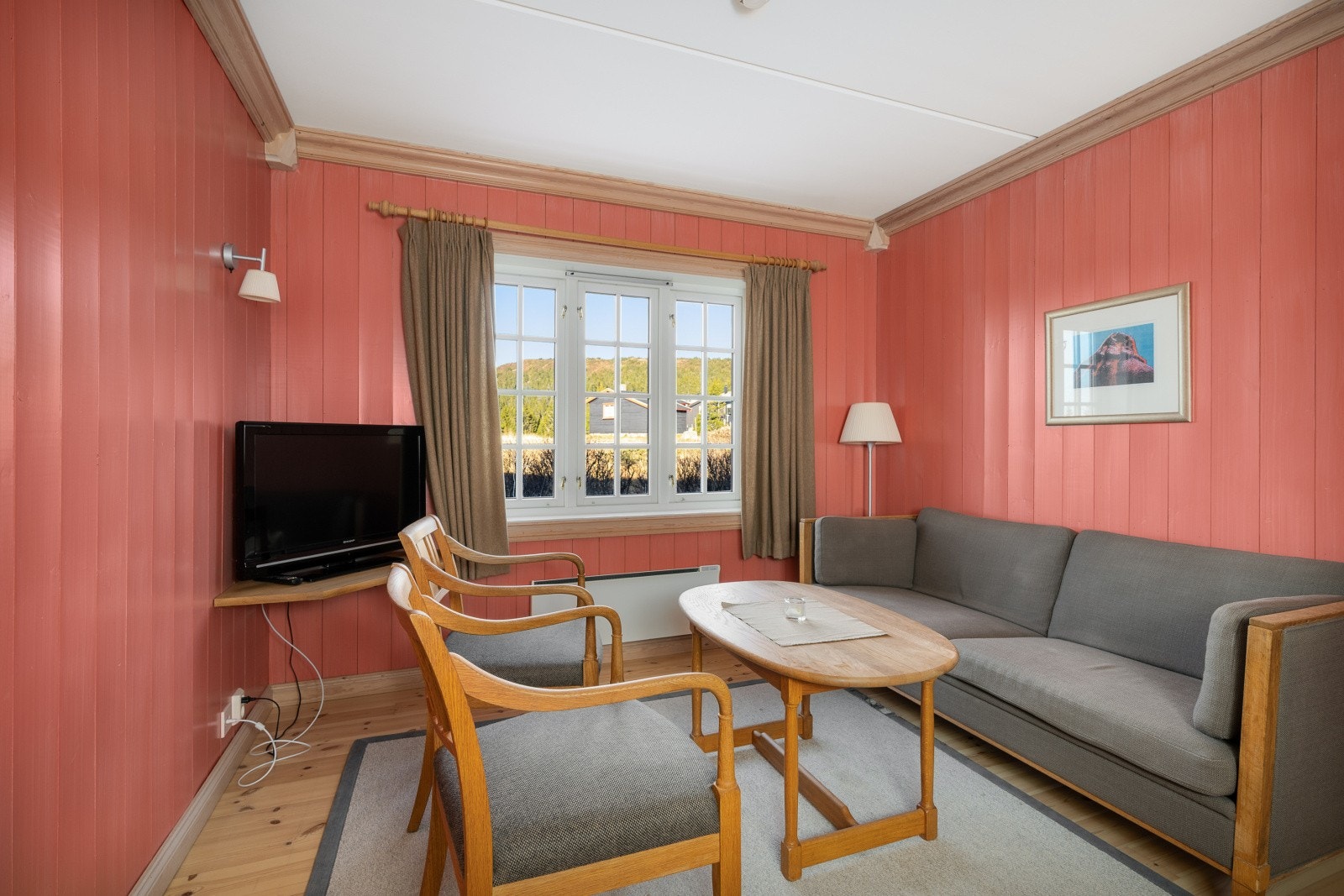 Stuen har et stort vindu som gir mye naturlig lysinnslipp og bidrar til en behagelig romfølelse. Galleribilde