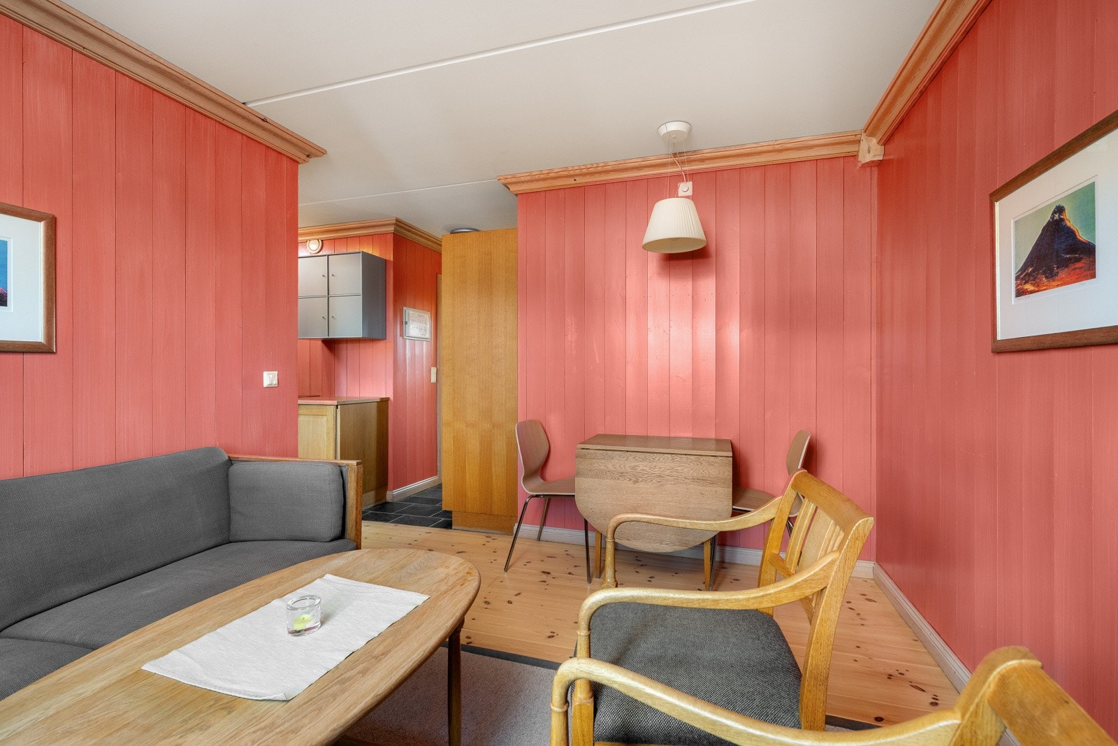 Stue/kjøkken i delvis åpen løsning. Galleribilde