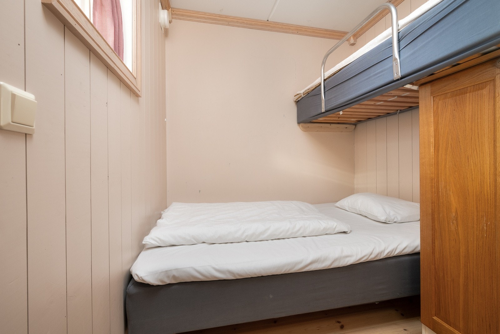 På soverom 2 finnes det en dobbeltseng samt en fastmontert seng for optimal plassutnyttelse! Totalt 5 sengeplasser. Galleribilde