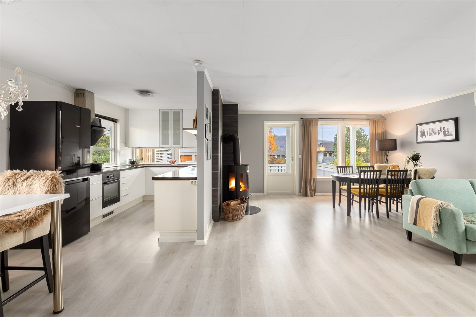 Nytt klikklaminat i stue og gang, og spilevegg i gangen fra 2020. Galleribilde