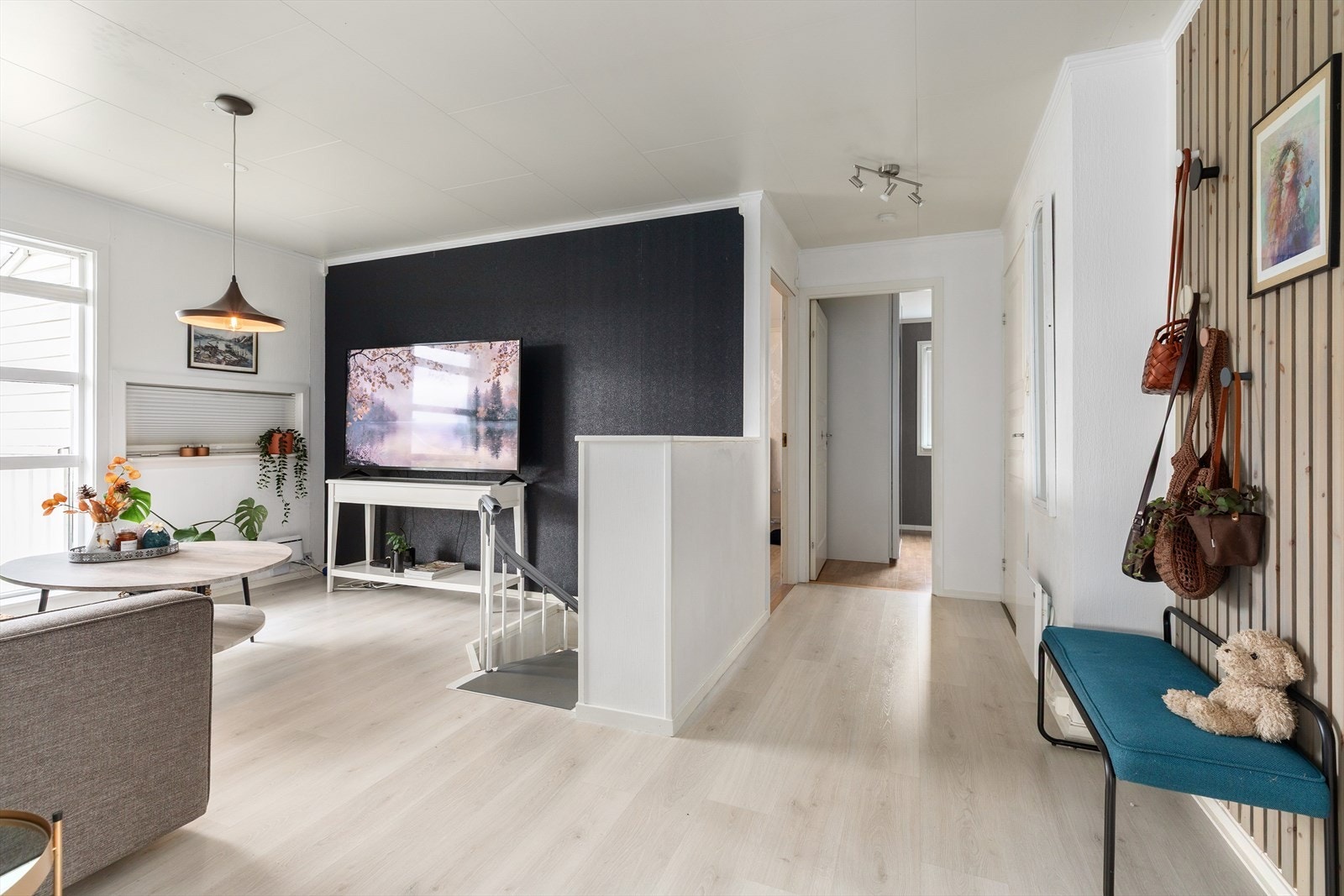 Soveromsavdeling og bad til høyre Galleribilde