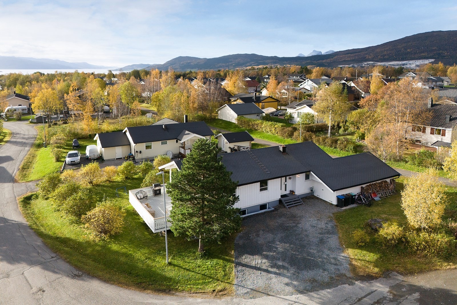 Innholdsrik bolig i et veletablert nabolag. Gode lys og solforhold, og ingen gjennomgangstrafikk. Galleribilde