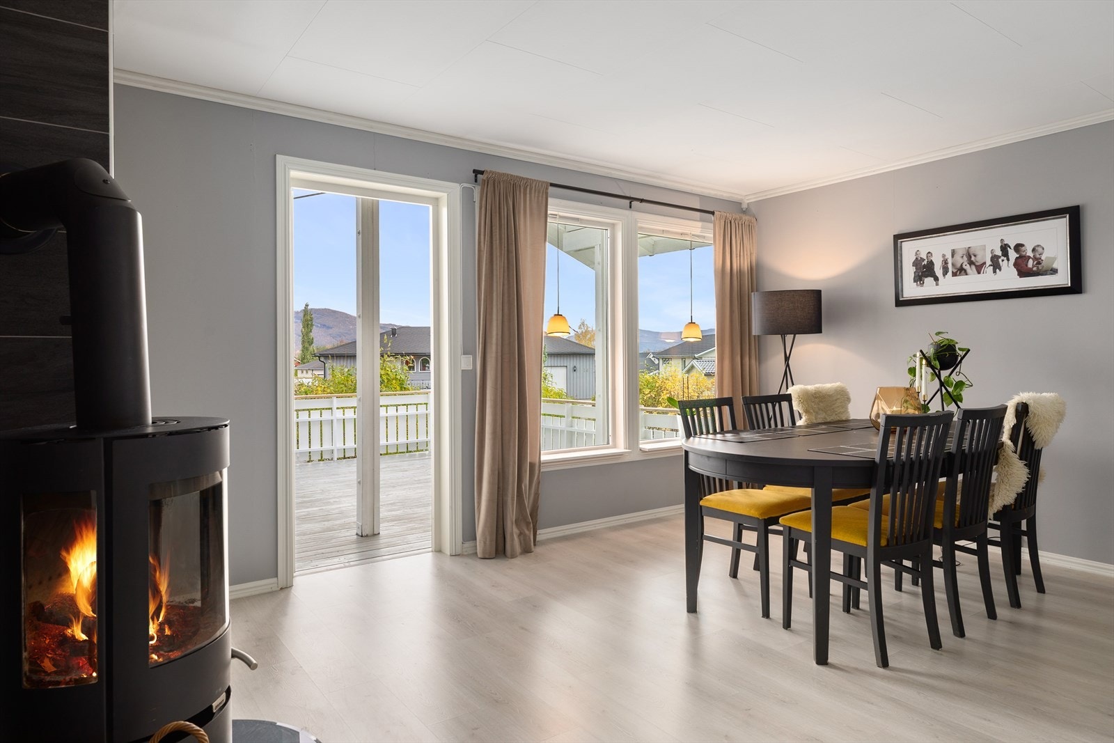 Utgang til delvis overbygget balkong fra stuen Galleribilde