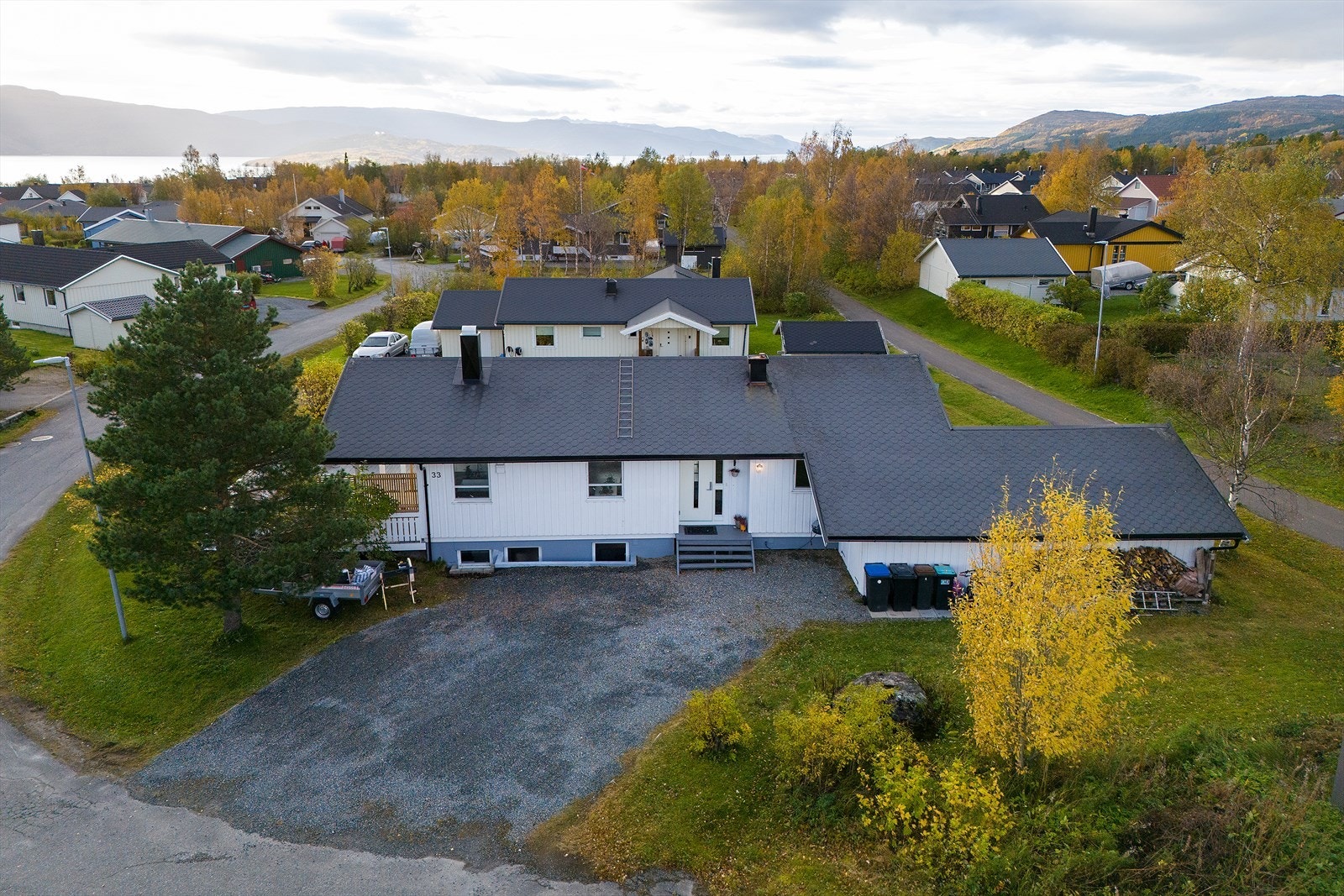 Nytt taktekke med pappshingel ble lagt i 2011. Nye takrenner,
vindskibeslag, og pipebeslag, fra 2023. Galleribilde