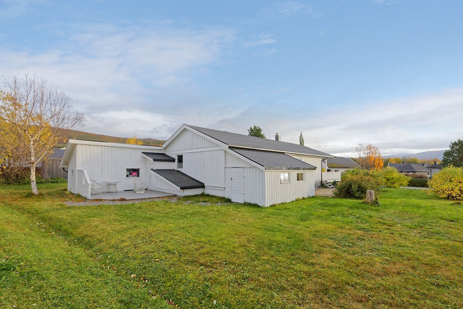 Nedgangen til kjelleren sees til venstre på bildet. Eier opplyser om at det i 2020 ble lagt ny drenering i området ved utvendig kjellernedgang i forbindelse med reparasjon av muren. Se prospekt for utfyllende informasjon Galleribilde