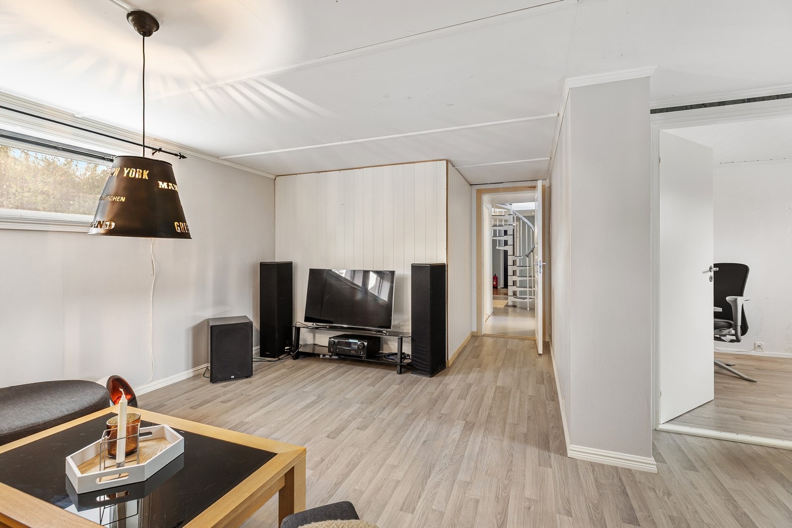 Kjelleren har både trapp fra hovedplanet og egen inngang fra utsiden. Se planskisser Galleribilde