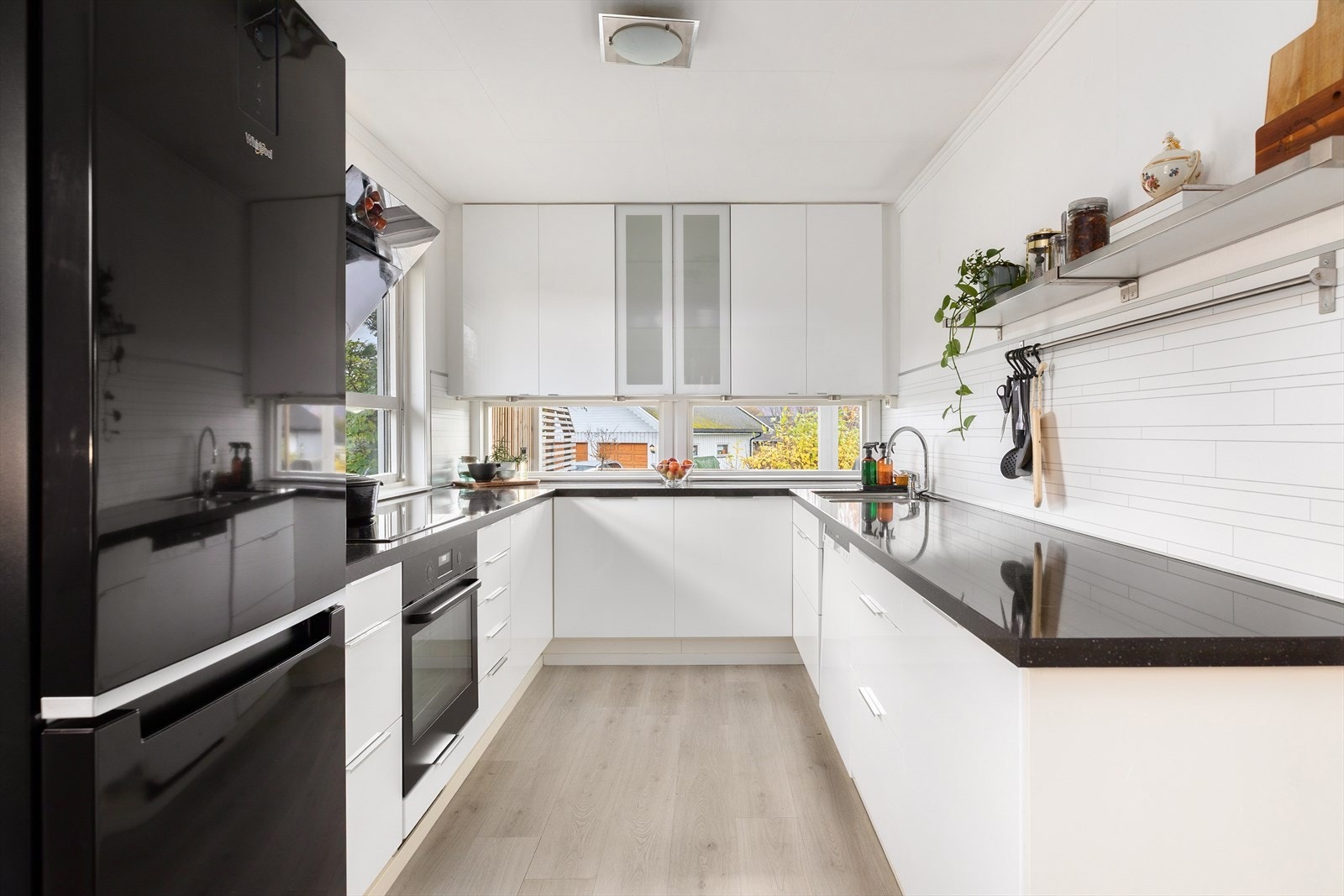 Kjøleskap med fryser, oppvaskmaskin, induksjonstopp, og steikeovn, montert nytt cirka 2022 Galleribilde