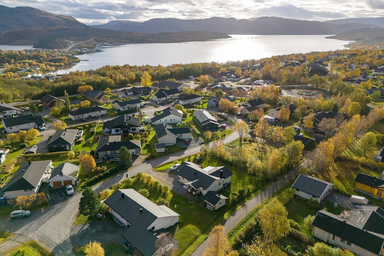 Fra eiendommen er det gangavstand til barnehage, skole, Hauan aktivitetspark, samt kort kjørevei til sentrum. Galleribilde