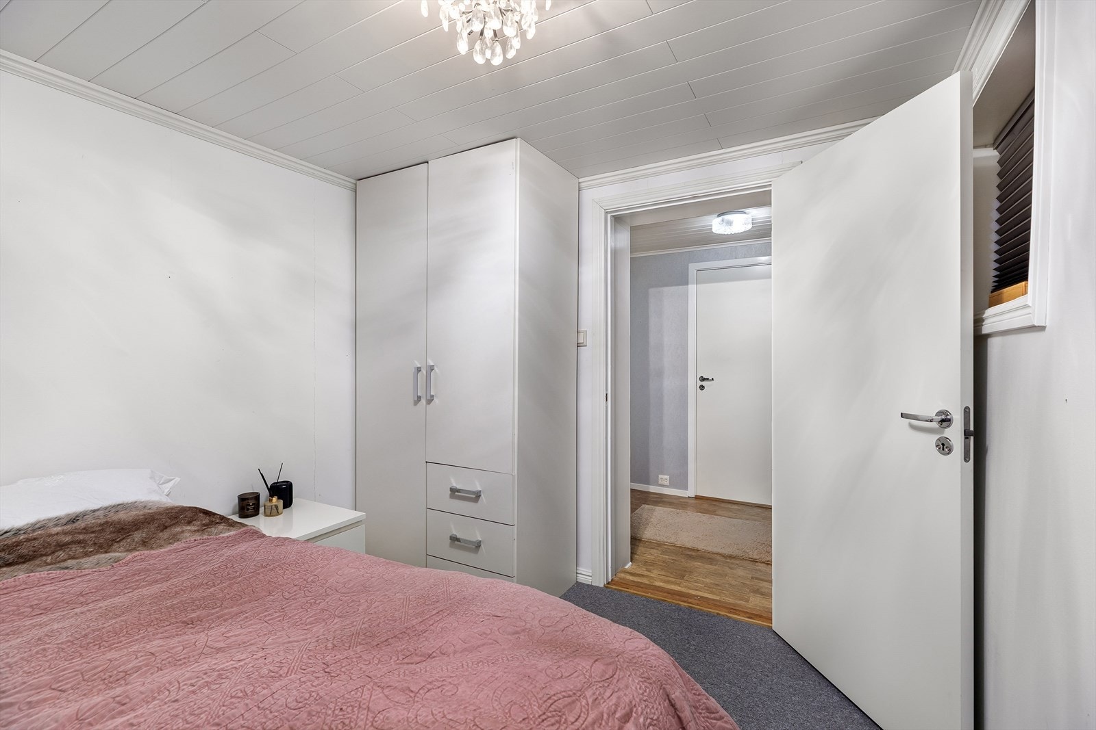 Bod inn døren ca rett frem. Se planskisse Galleribilde