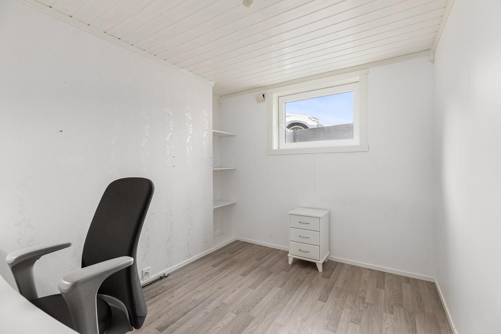 Soverom. Vinduet på dette soverommet samt på kjøkken er montert i 2025 Galleribilde