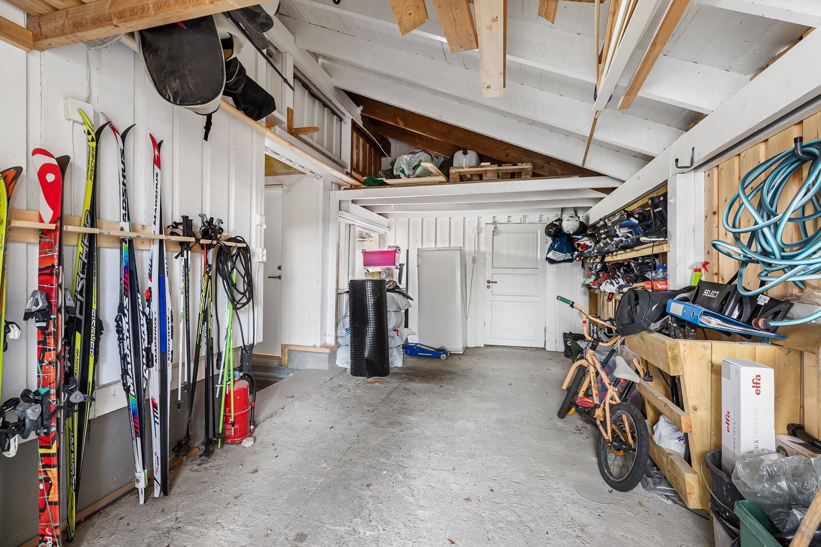 Mye lagringsplass. Bilde fra carport som idag er inkledd Galleribilde