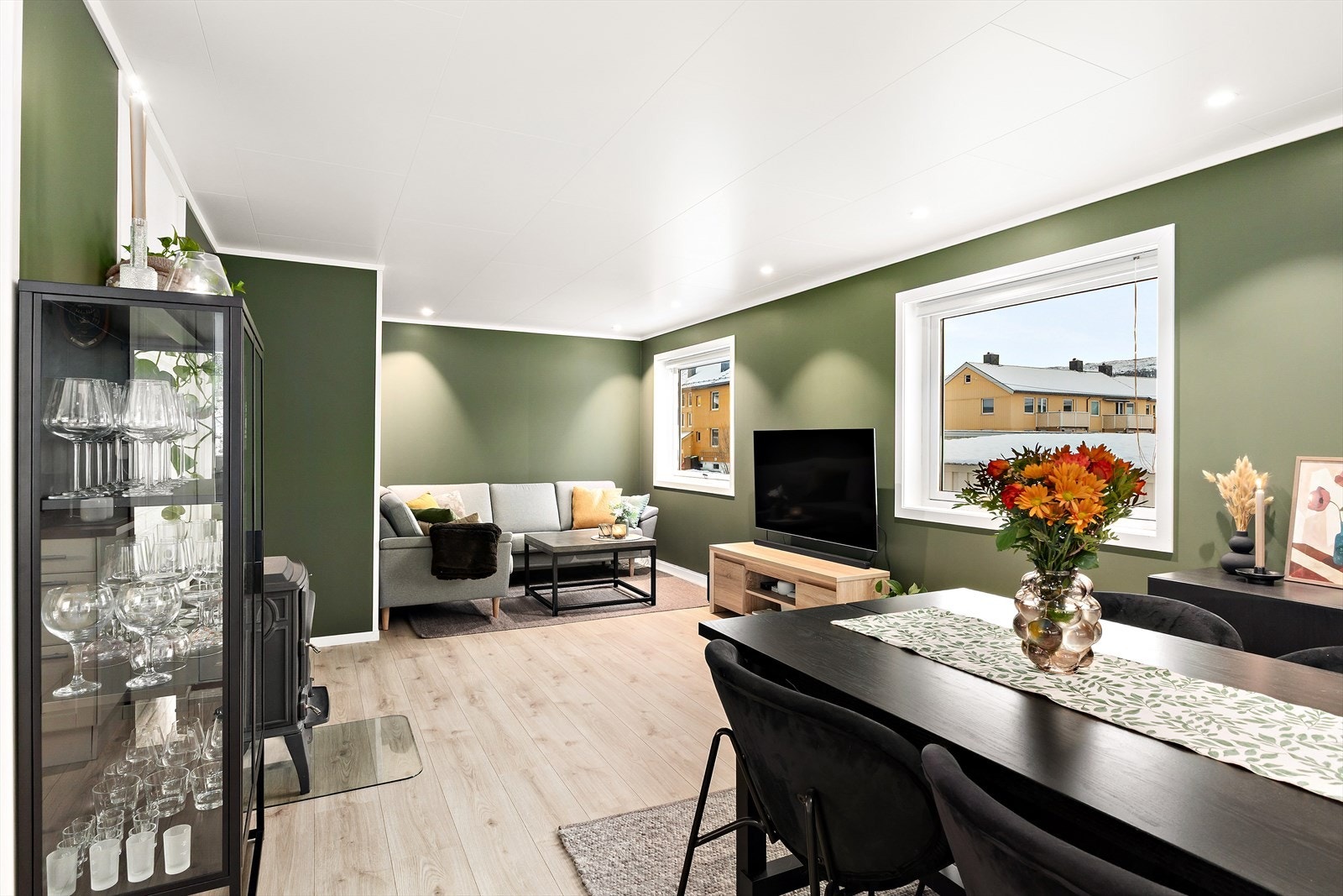 Leiligheten befinner seg i en 4-mannsbolig i et privat borettslag med 20 leiligheter, og det er kun intern forkjøpsrett. Galleribilde