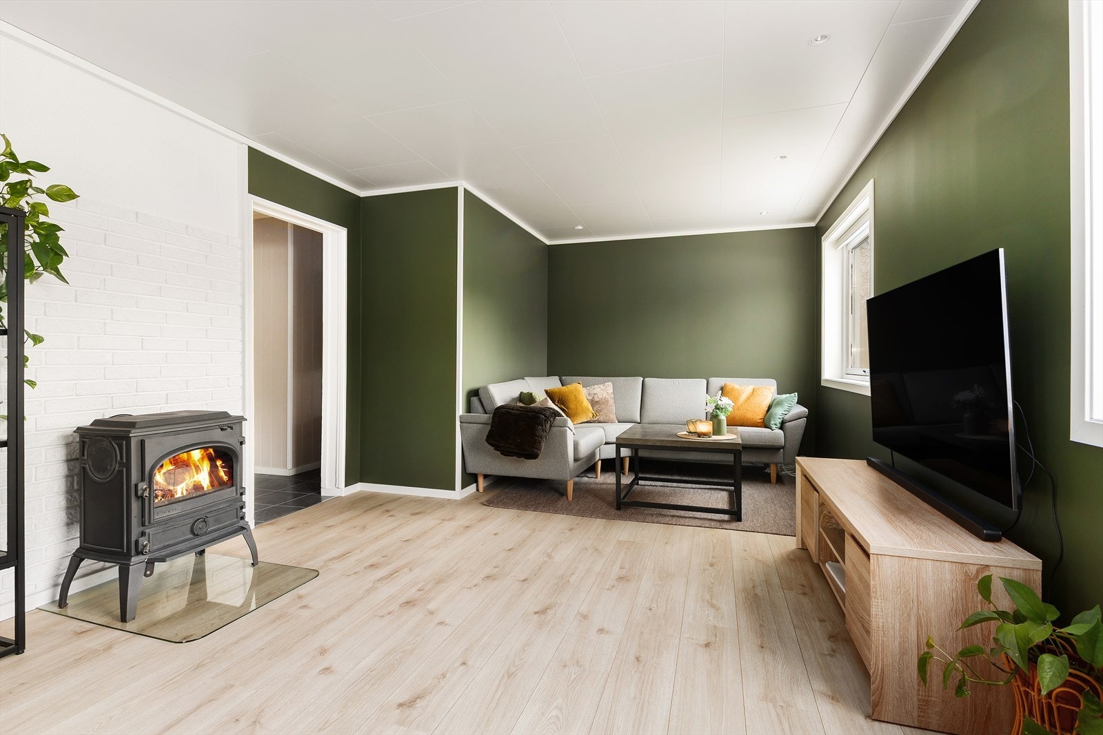 Leiligheten var opprinnelig godkjent med et tredje soverom i stuen, men denne løsningen er åpnet, og stuen gir deg en god og luftig romfølelse. Galleribilde