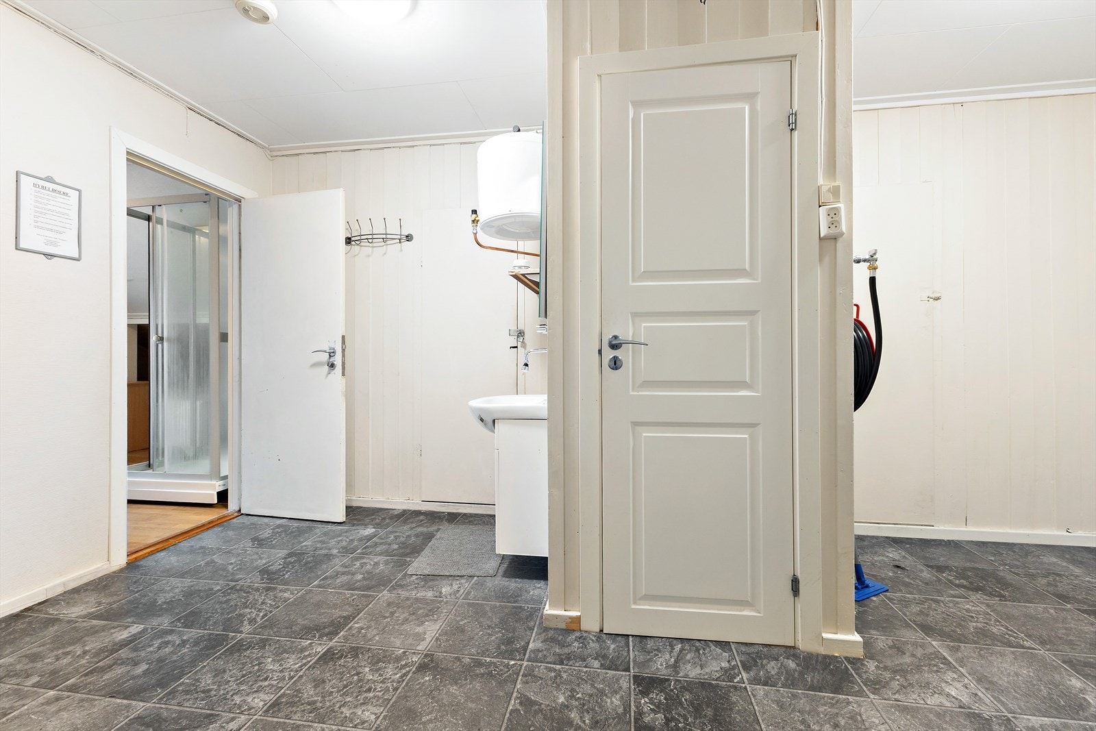 Felles gang på loft med felles toalett og håndvask (ikke godkjent for varig opphold, se punkt om ferdigattest i salgsoppgave). Galleribilde