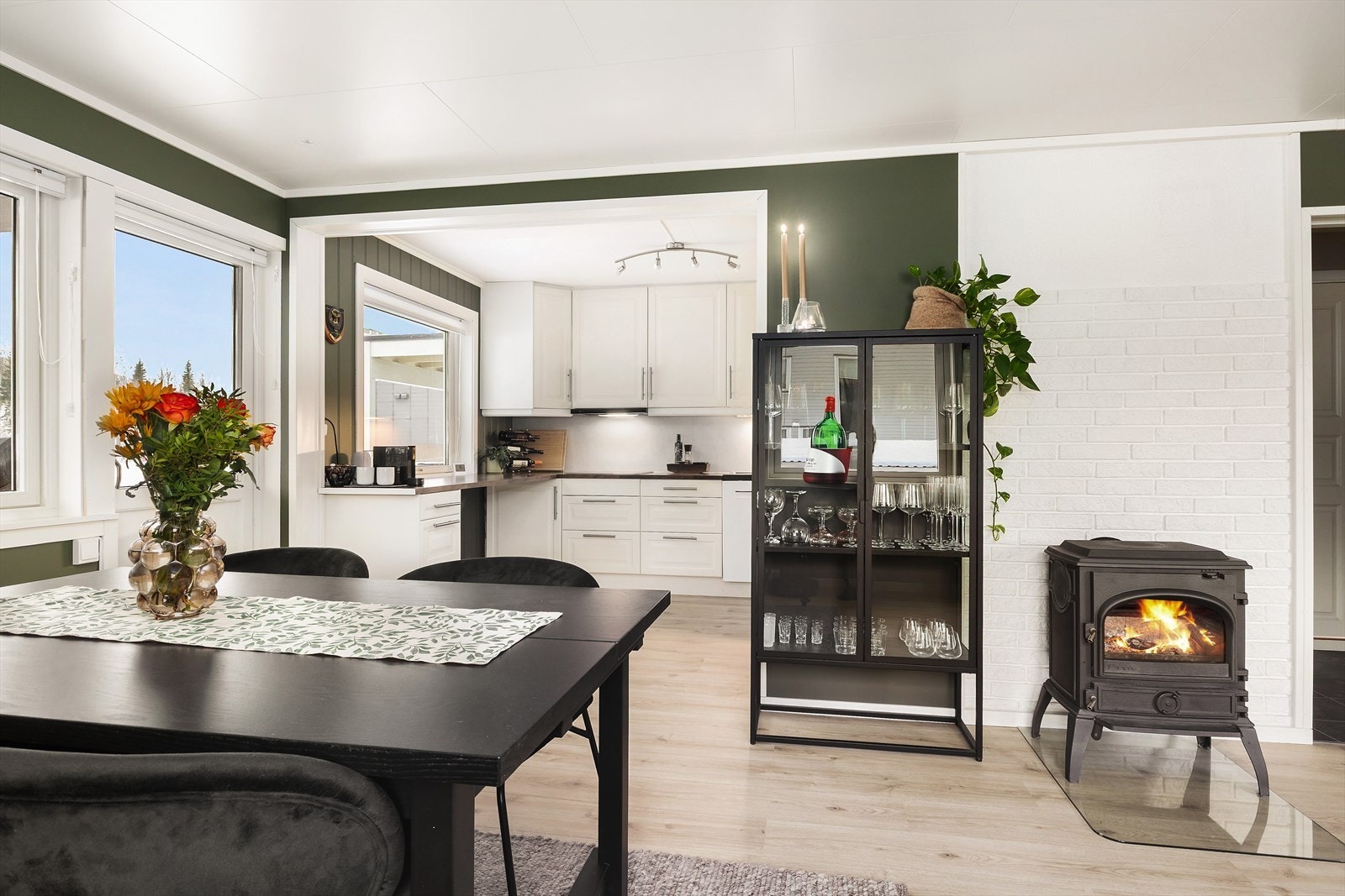 Her er en smakfull og godt vedlikeholdt leilighet fint beliggende i 1. etasje. Oppvarming med panelovner, vedovn i stue og elektriske varmekabler på bad. Galleribilde