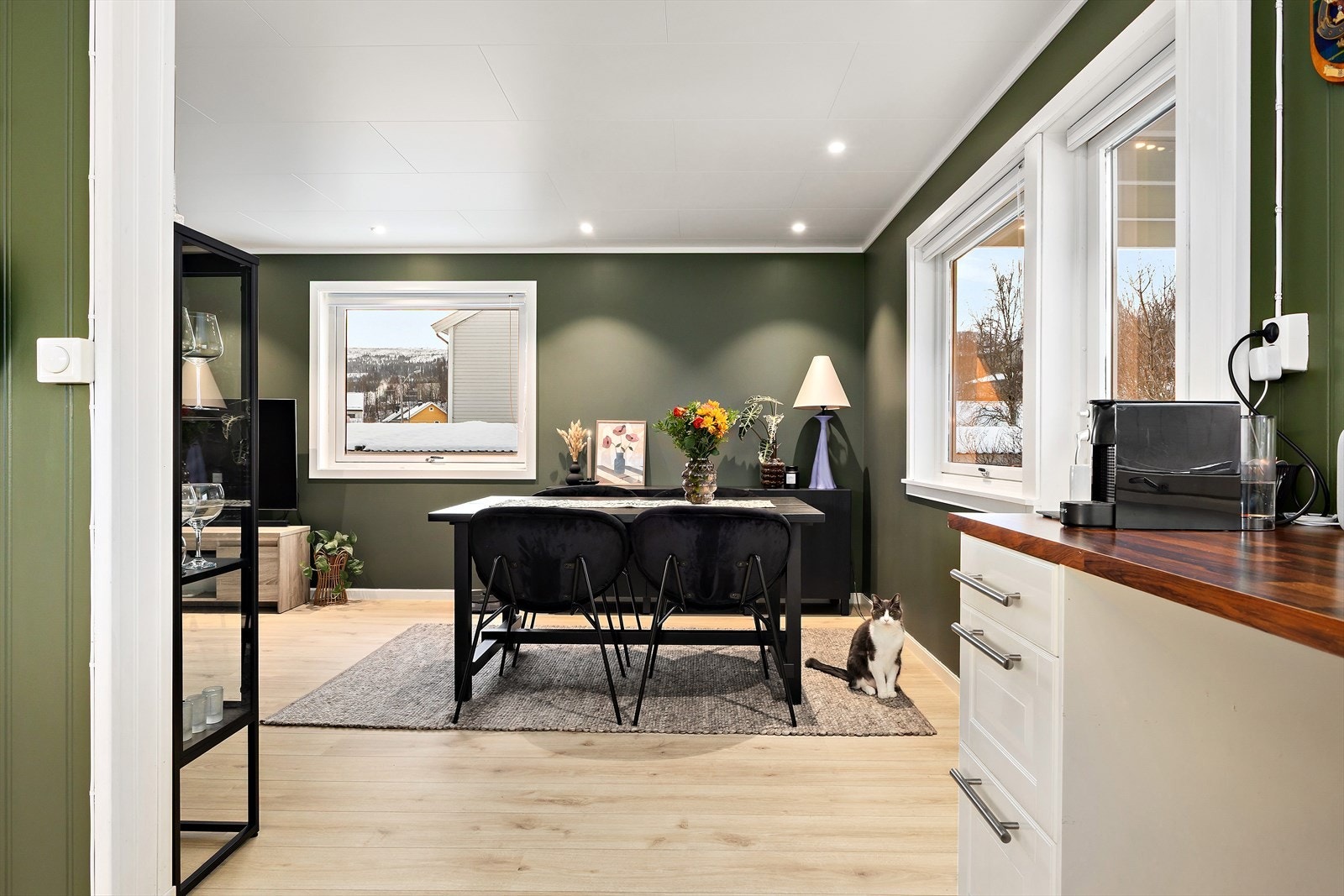 Leiligheten har gode vindusflater i stue og kjøkken som gir rikelig med naturlig lys, samtidig som rommene har godt med veggplass for møblering. Galleribilde